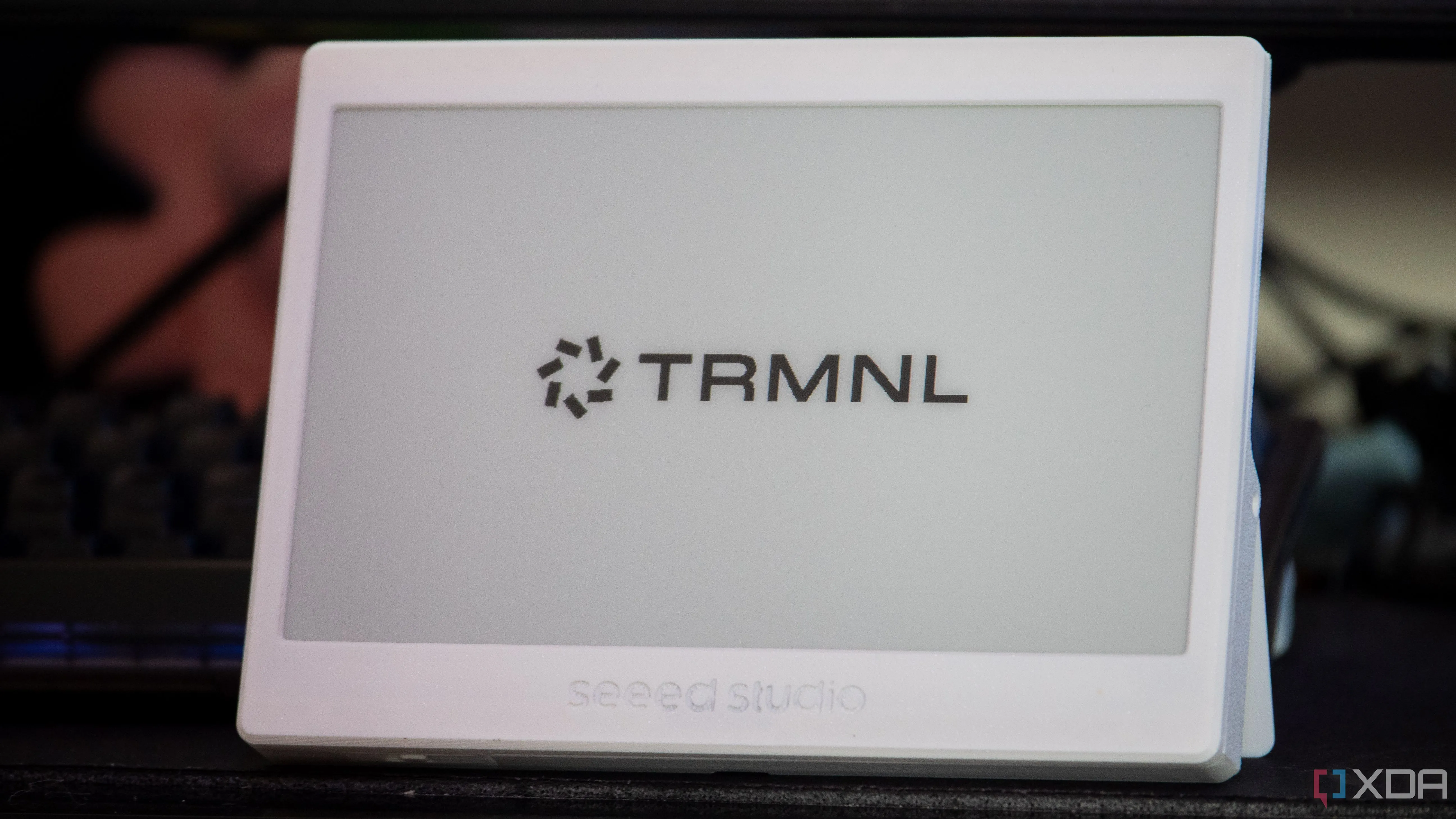 Màn hình e-ink XIAO ePaper Panel hiển thị logo TRMNL