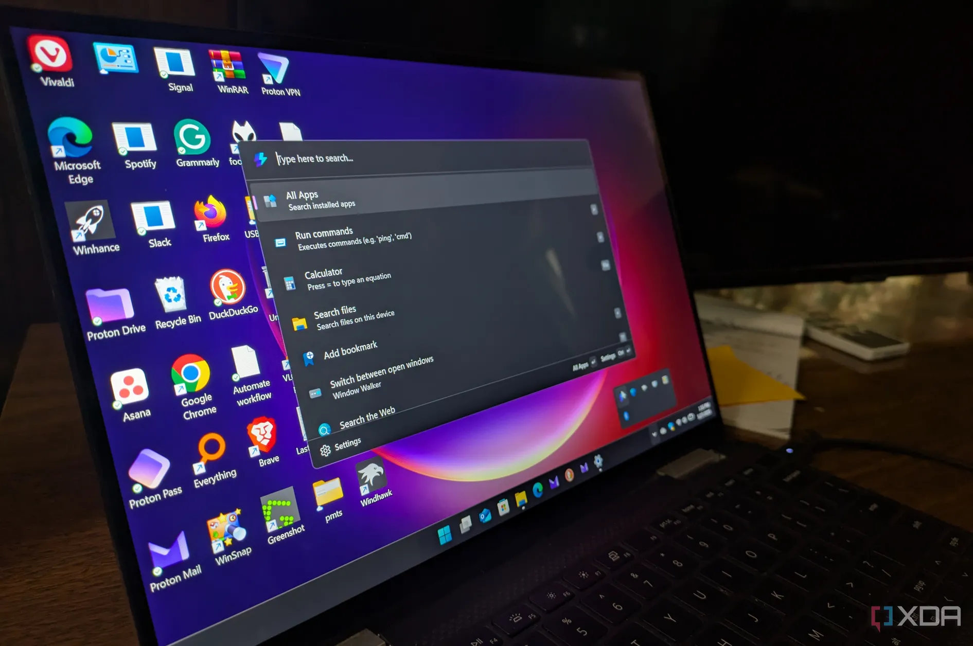 Màn hình laptop hiển thị giao diện PowerToys Command Palette