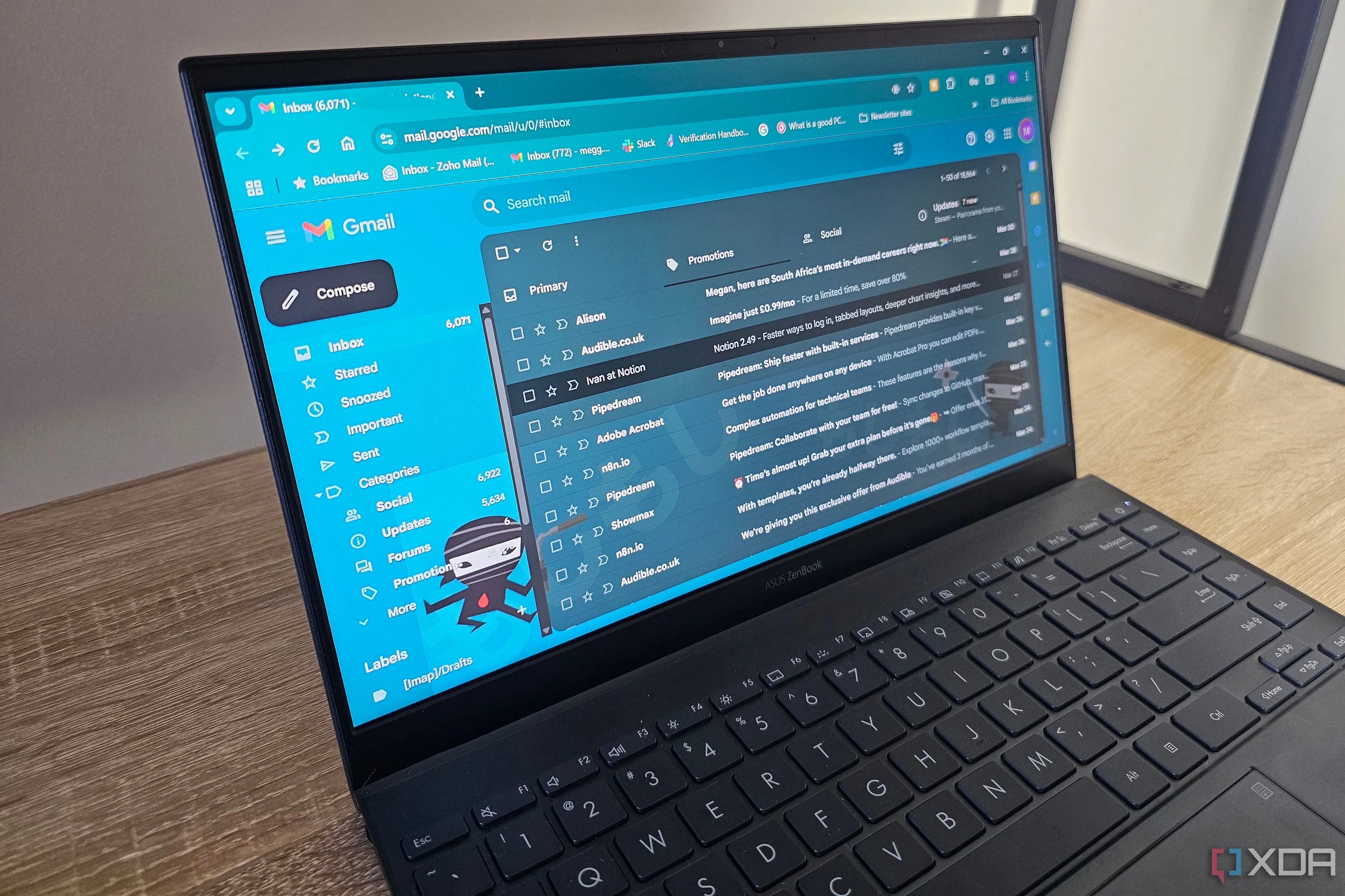 Màn hình laptop hiển thị hộp thư Gmail, minh họa sự tiện lợi của các dịch vụ đám mây phổ biến