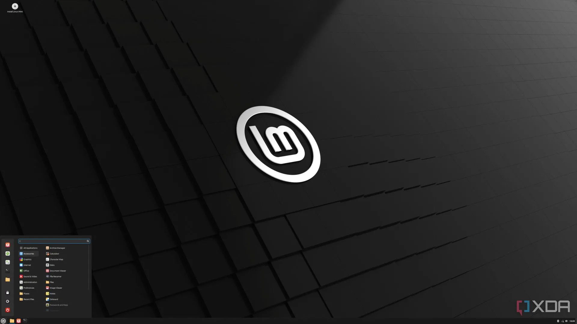 Màn hình Linux Mint với menu ứng dụng và giao diện Cinnamon quen thuộc, tương tự Windows.