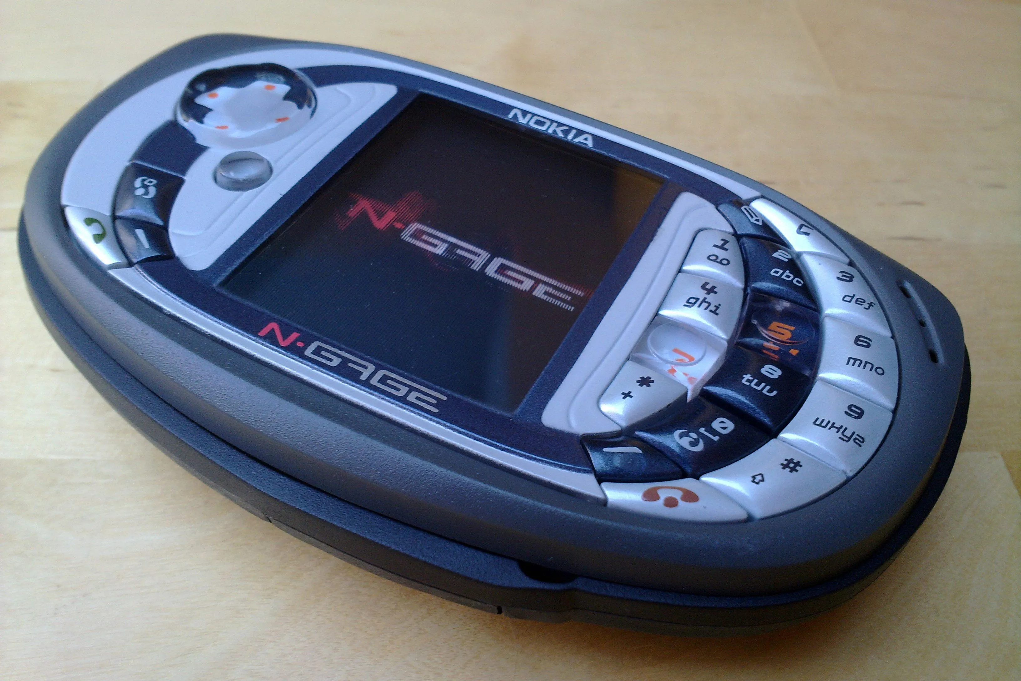 Màn hình nhỏ và hiển thị dọc của máy chơi game cầm tay Nokia N-Gage không phù hợp với nhiều game truyền thống