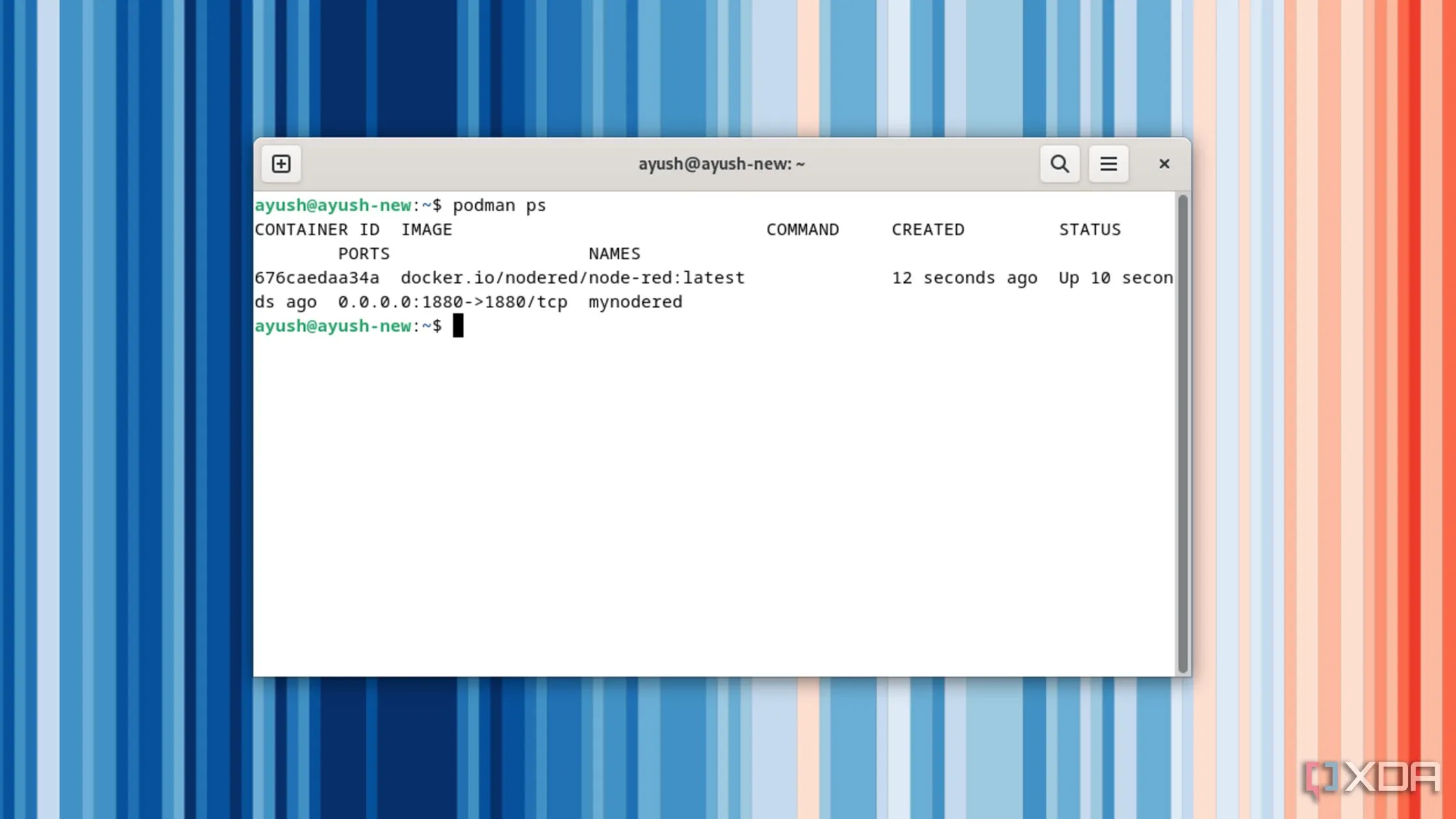 Màn hình terminal Linux hiển thị lệnh kiểm tra các container đang hoạt động trong Podman, nhấn mạnh kiến trúc không daemon