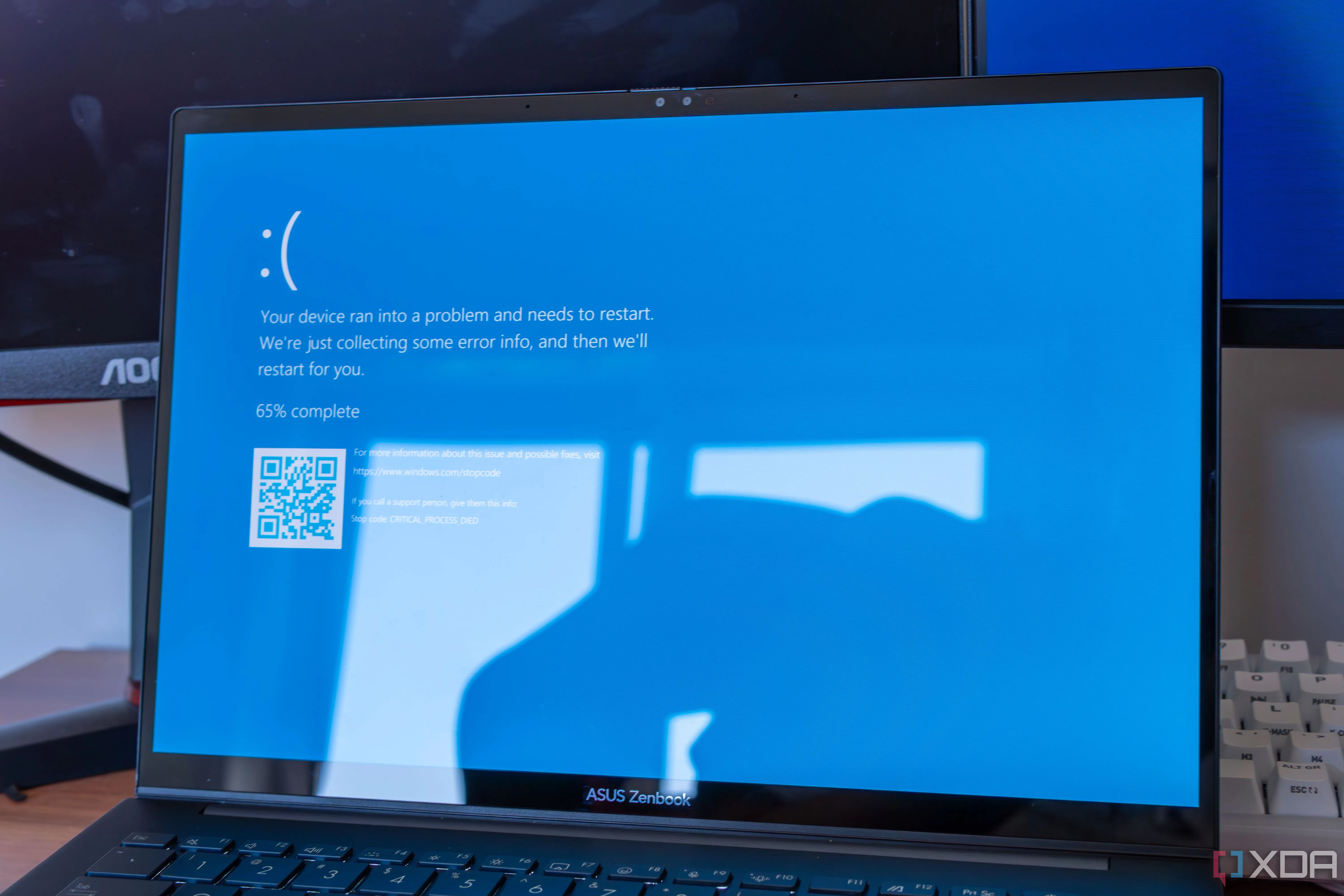 Màn hình xanh chết chóc (BSOD) xuất hiện trên laptop, dấu hiệu của sự cố hệ thống.