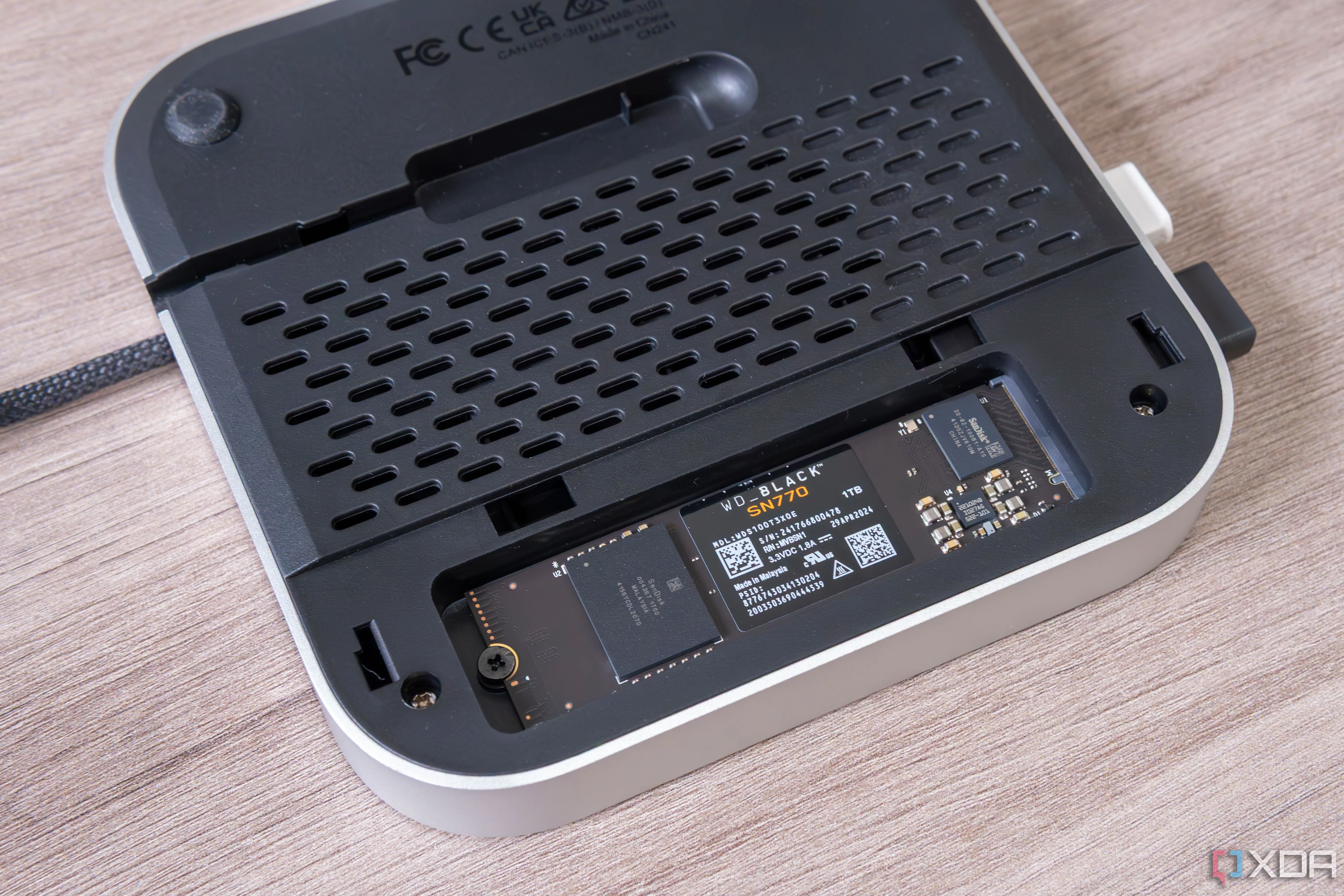 Mặt dưới của Satechi Stand &amp; Hub với khe cắm SSD M.2 đang mở, cho phép nâng cấp bộ nhớ dễ dàng