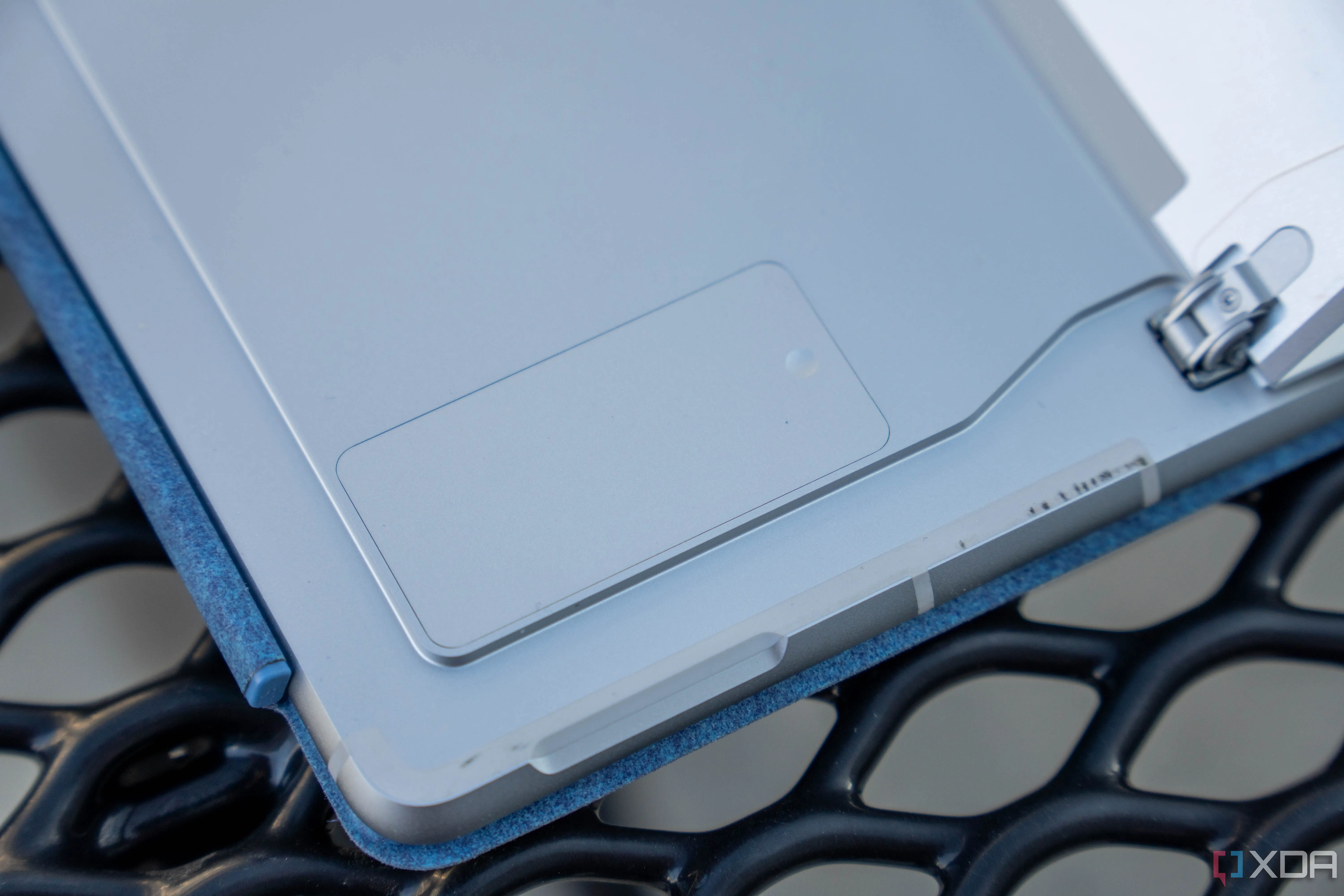 Mặt lưng Surface Pro 11 5G với thiết kế khe SIM dễ dàng tháo lắp
