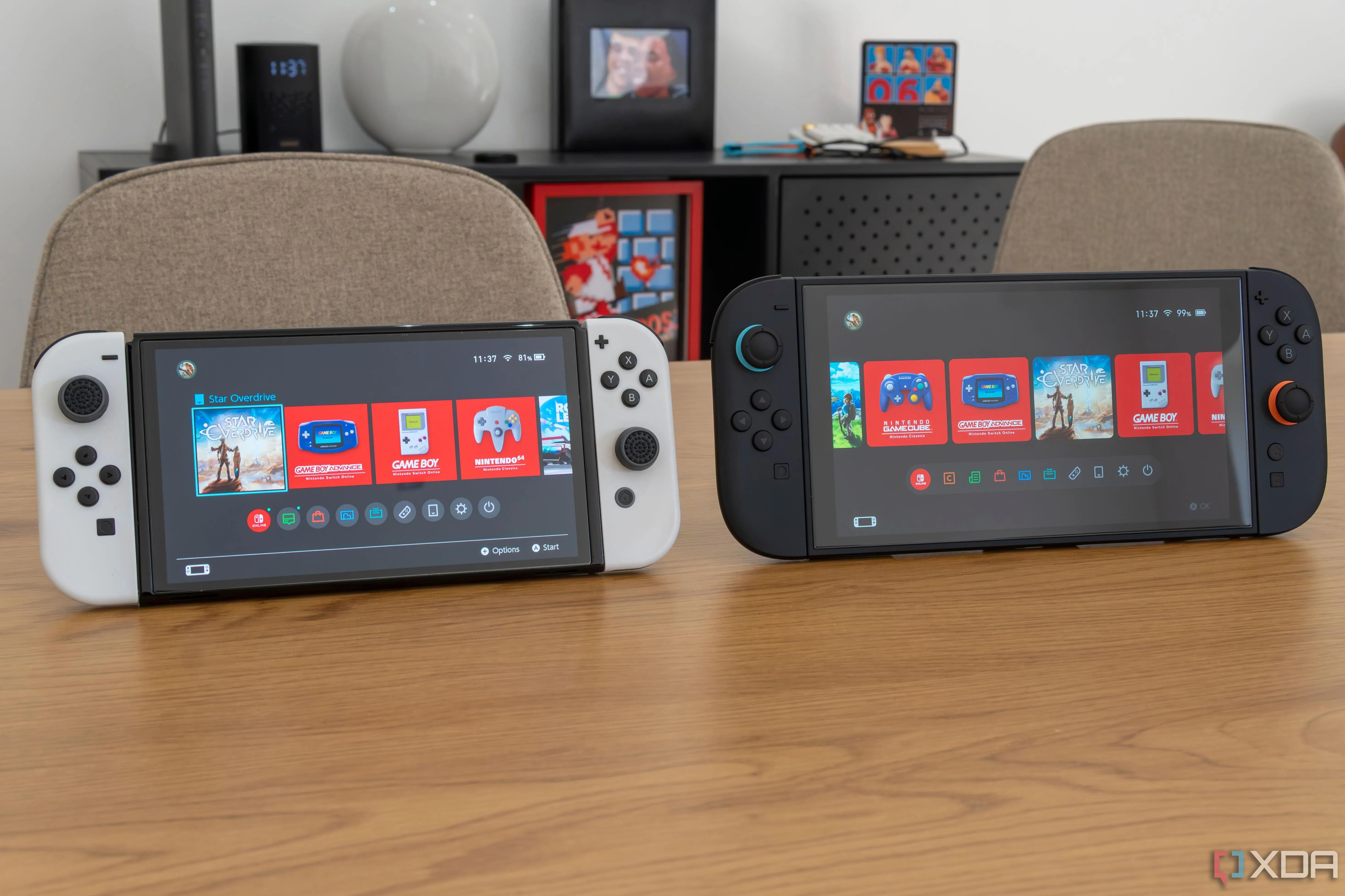 Mẫu Nintendo Switch OLED và Nintendo Switch 2 đặt cạnh nhau hiển thị màn hình chính, biểu tượng cho sự so sánh giữa hai thế hệ console và khả năng giả lập game Splatoon 3.