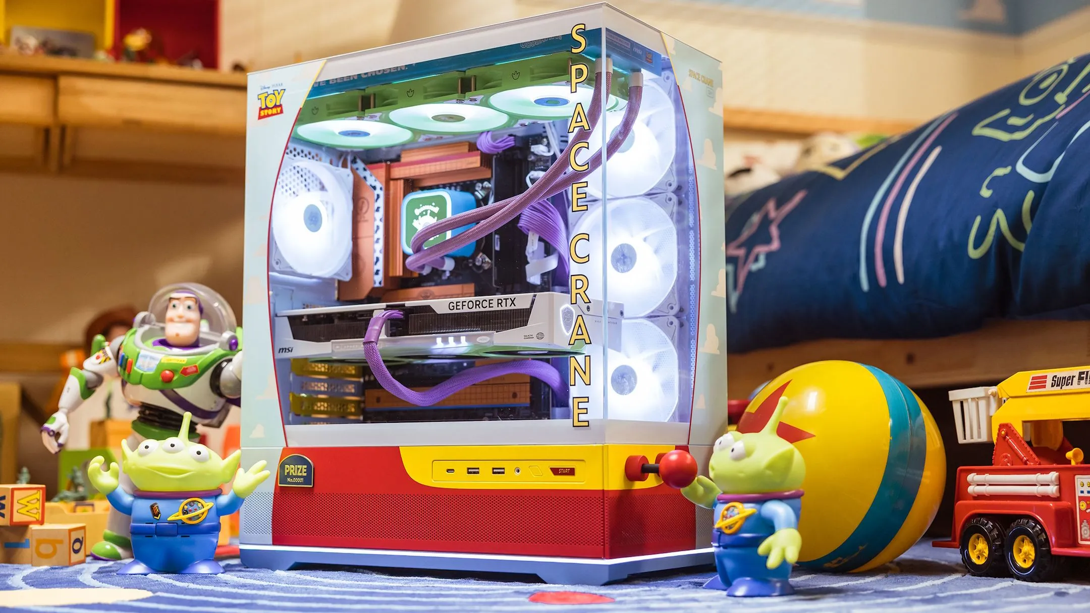 Mẫu PC gaming chủ đề Toy Story của MSI với thiết kế độc đáo và các linh kiện tùy chỉnh theo nhân vật.