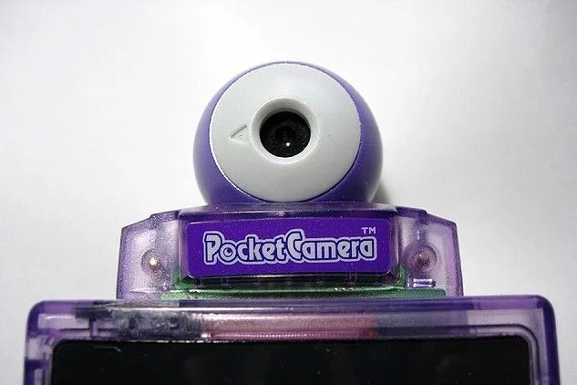 Máy ảnh Game Boy Camera gắn trên Game Boy màu tím, biểu tượng công nghệ chụp ảnh di động thời kỳ đầu