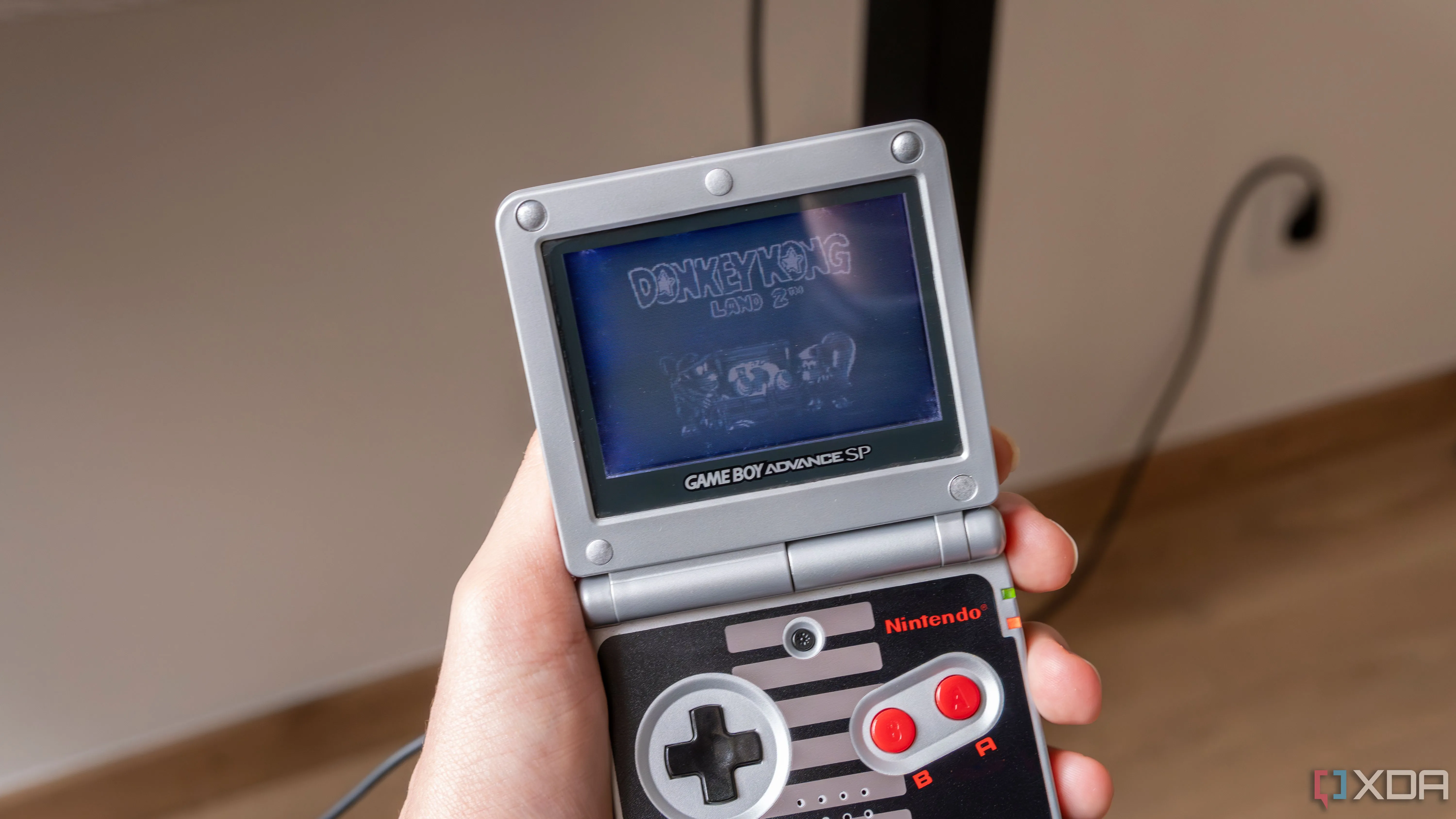 Máy chơi game Game Boy Advance SP đang chơi Donkey Kong Land 2