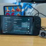 Máy chơi game Nintendo Switch 2 đang kết nối với thiết bị phụ trợ camera