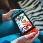 Máy chơi game Nintendo Switch trong tay người dùng