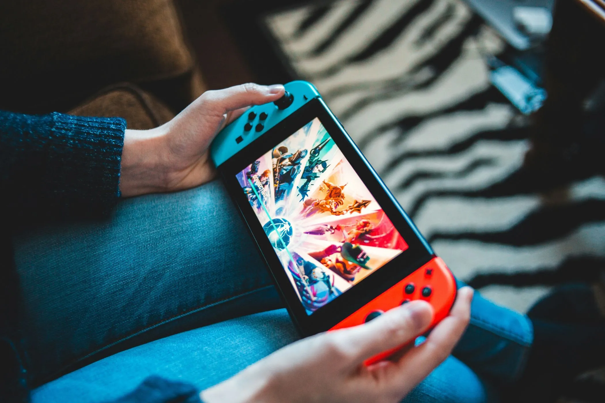 Máy chơi game Nintendo Switch trong tay người dùng