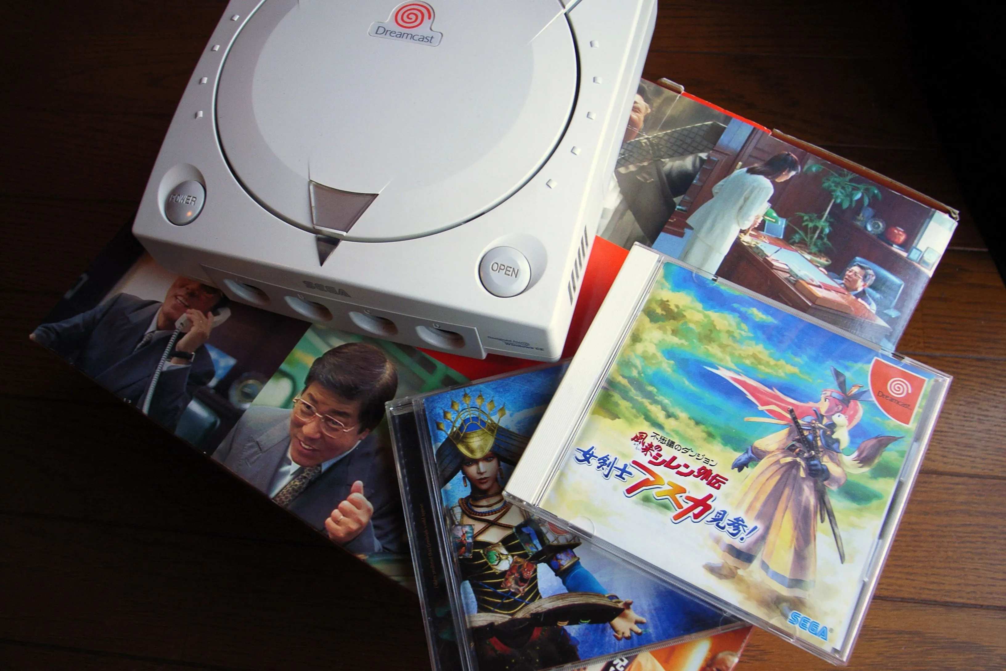 Máy chơi game Sega Dreamcast với bộ xử lý 128-bit và modem tích hợp cho trải nghiệm chơi online tiên phong