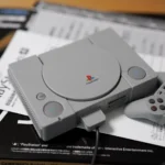 Máy chơi game Sony PlayStation (PS1) đời đầu ra mắt năm 1994, một biểu tượng của ngành game cổ điển và đối tượng tiềm năng cho bộ LEGO.