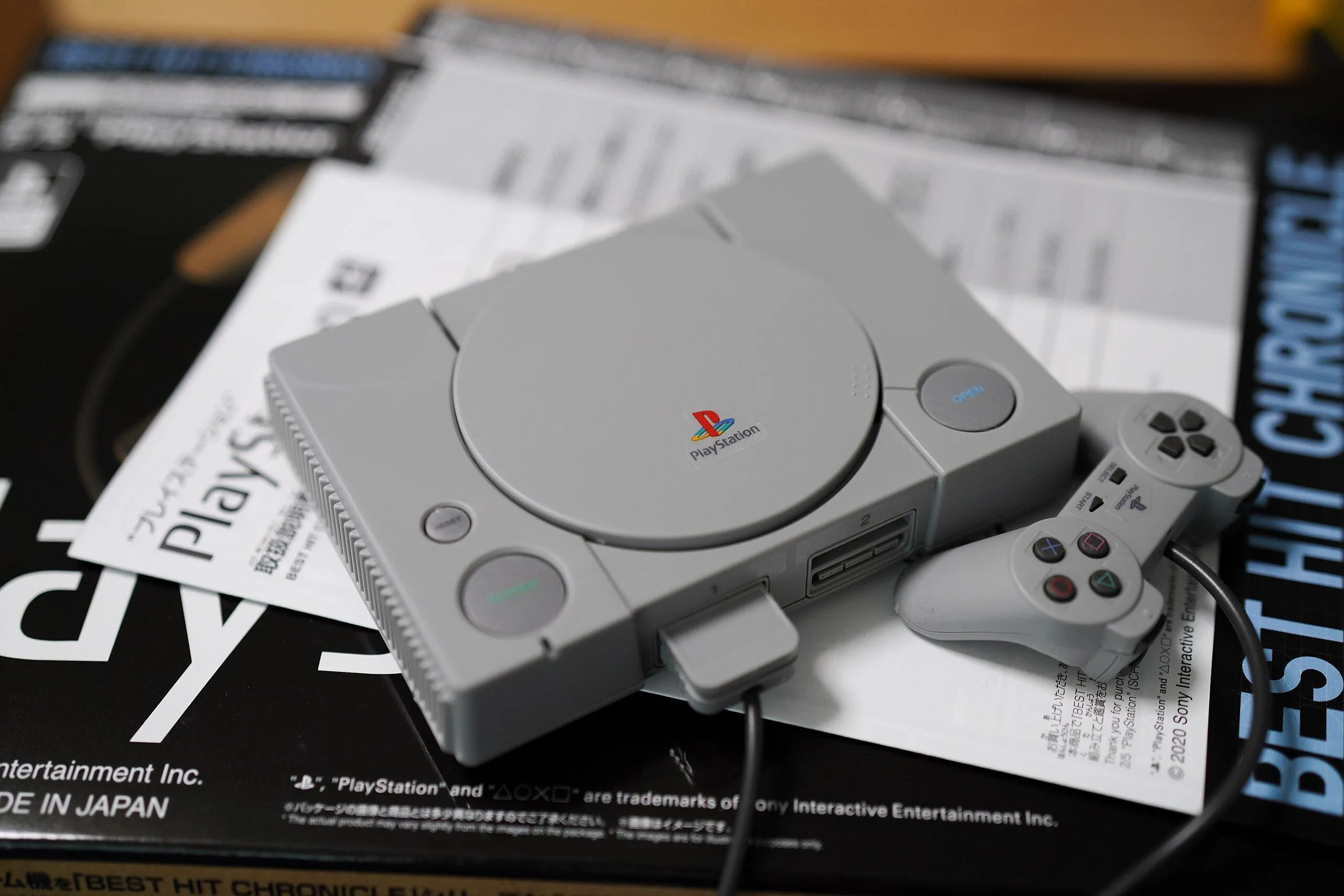 Máy chơi game Sony PlayStation (PS1) đời đầu ra mắt năm 1994, một biểu tượng của ngành game cổ điển và đối tượng tiềm năng cho bộ LEGO.