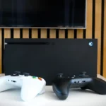 Máy chơi game Xbox Series X cùng tay cầm điều khiển trước màn hình Samsung, biểu tượng cho quyền tự sửa chữa và nâng cấp console.