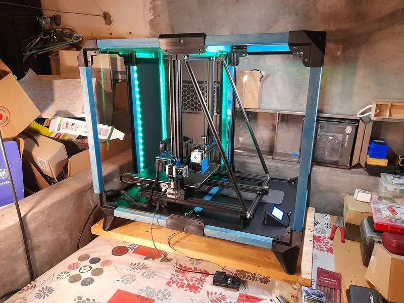 Máy in 3D Creality Ender-3 đang hoạt động bên trong hộp bảo vệ