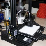 Máy in 3D đang hoạt động tạo mô hình