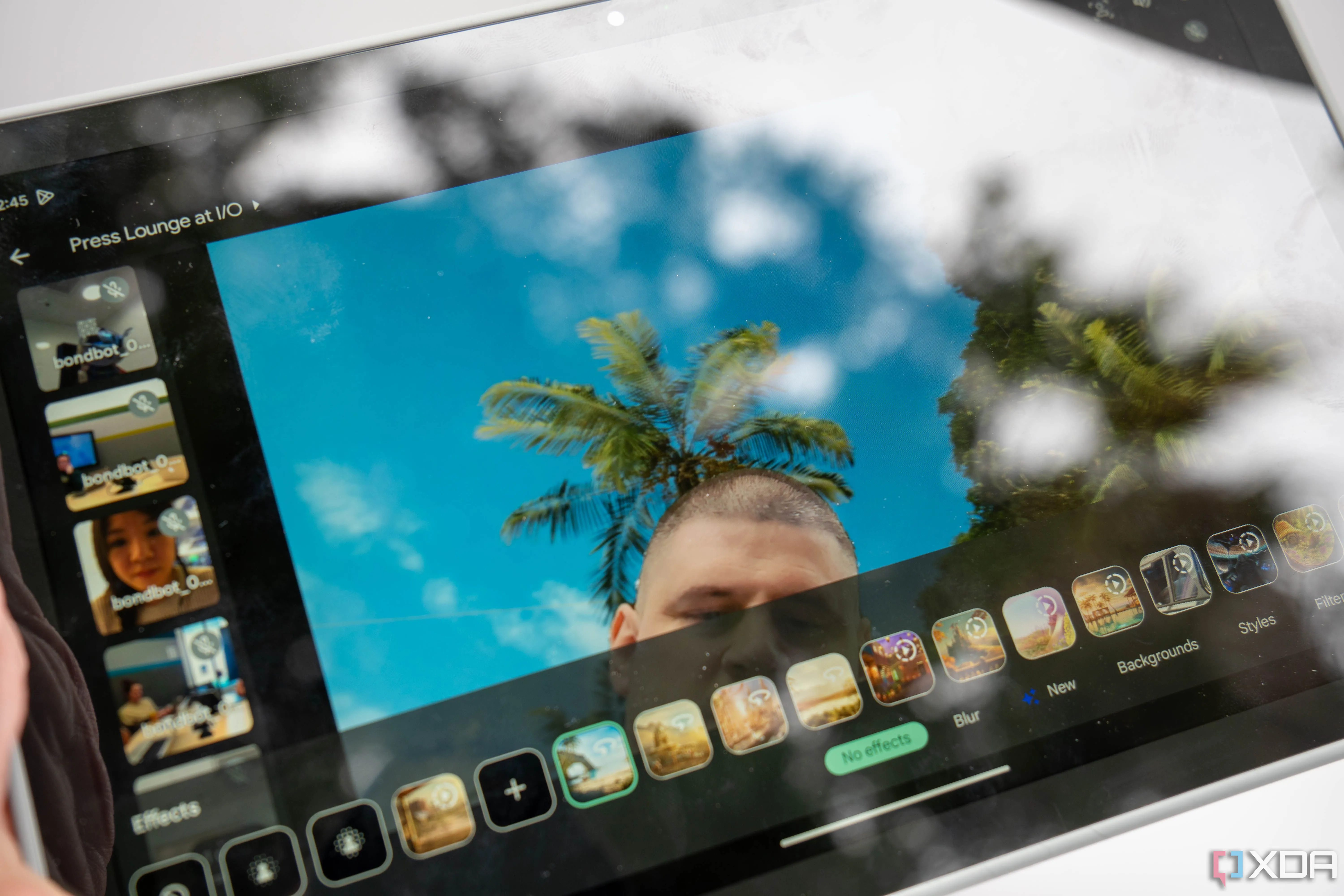 Máy tính bảng Google Pixel Tablet màu xanh xám đi kèm dock sạc loa
