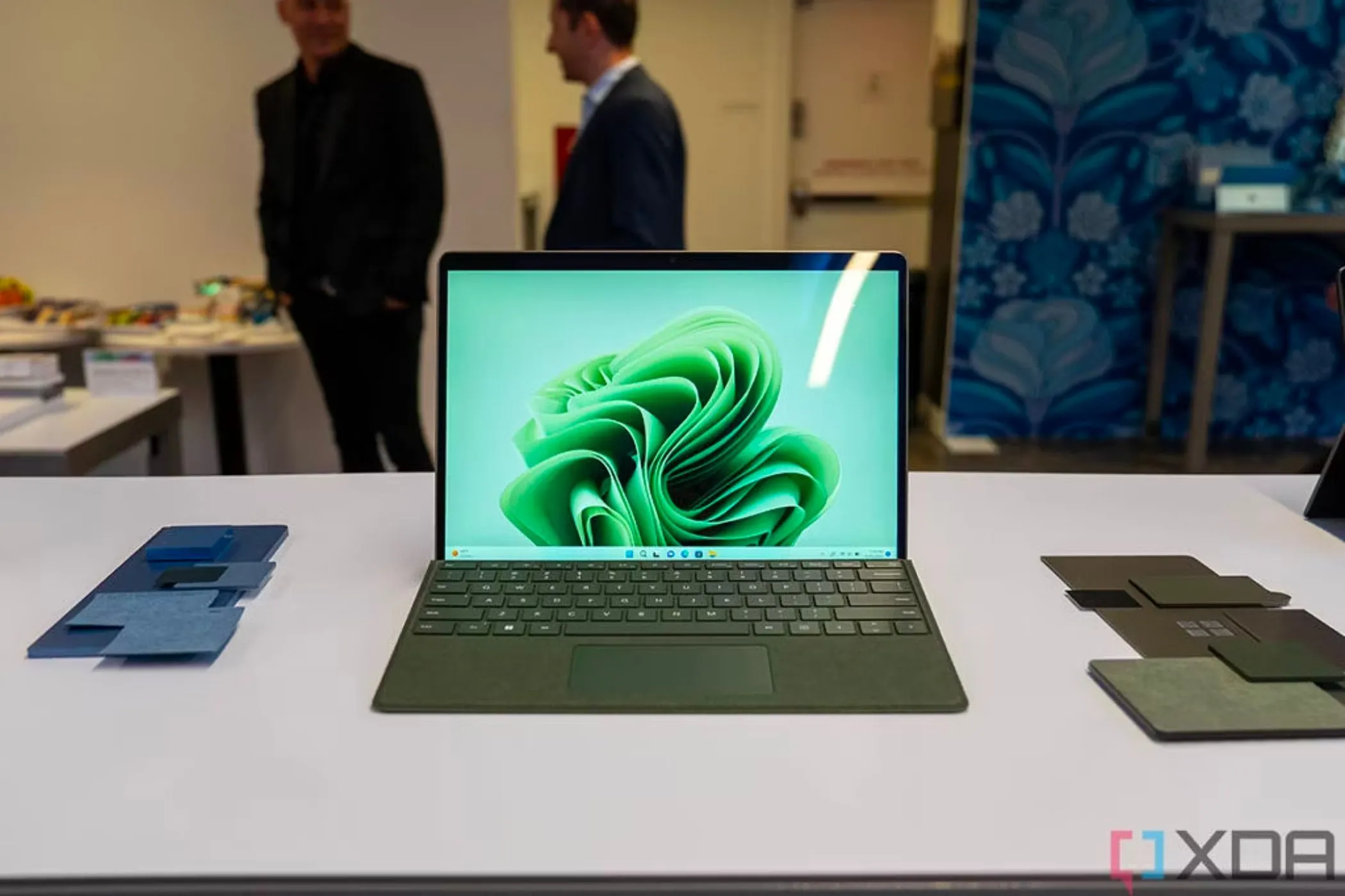 Máy tính bảng Microsoft Surface Pro 9 màu xanh lá cây cùng bàn phím Type Cover