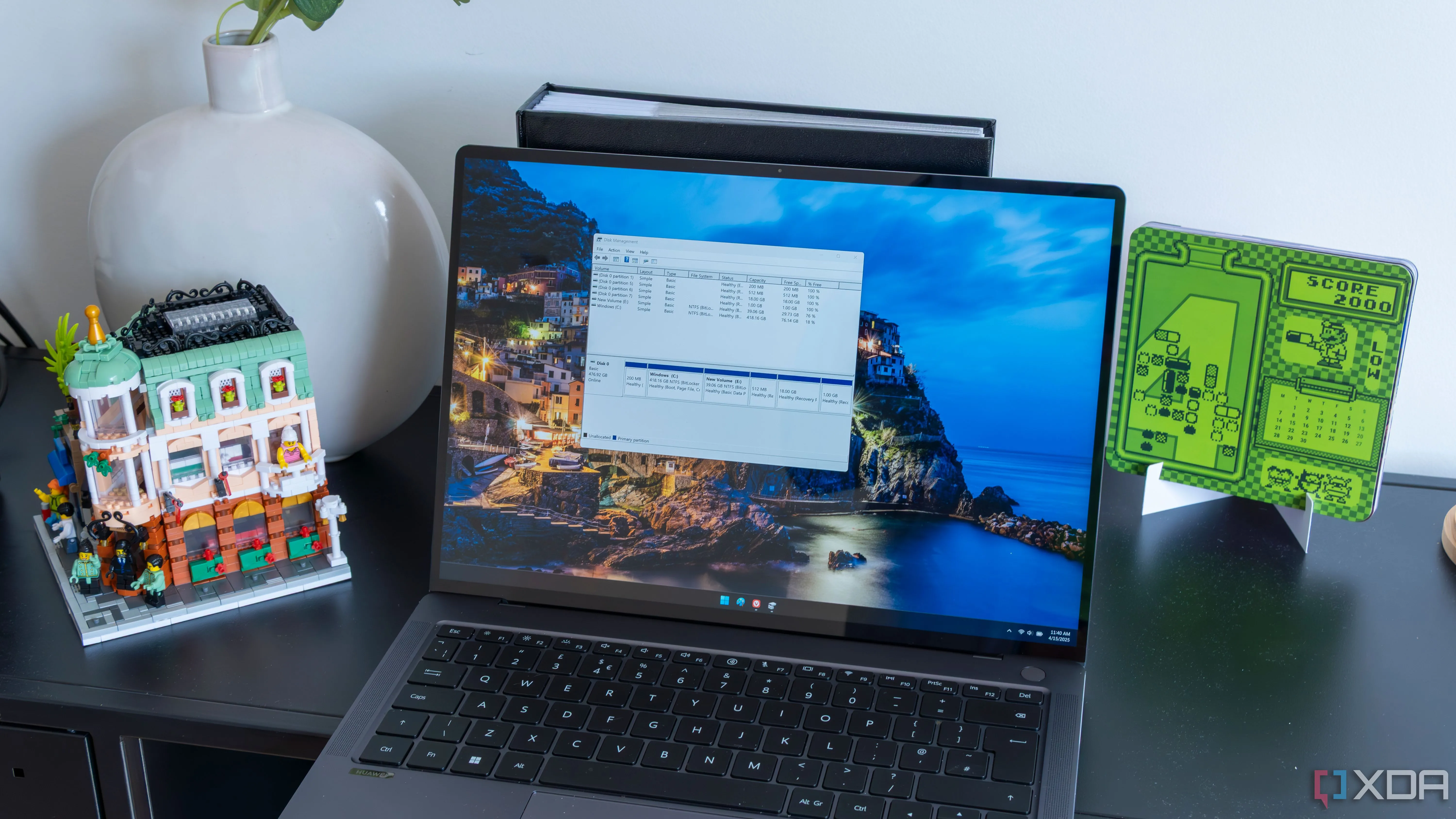 Máy tính xách tay chạy Windows 11 hiển thị giao diện quản lý đĩa, liên quan đến các thay đổi hệ thống trong bản 24H2