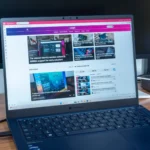 Máy tính xách tay chạy Windows 11 minh họa công cụ chọn màu Snipping Tool