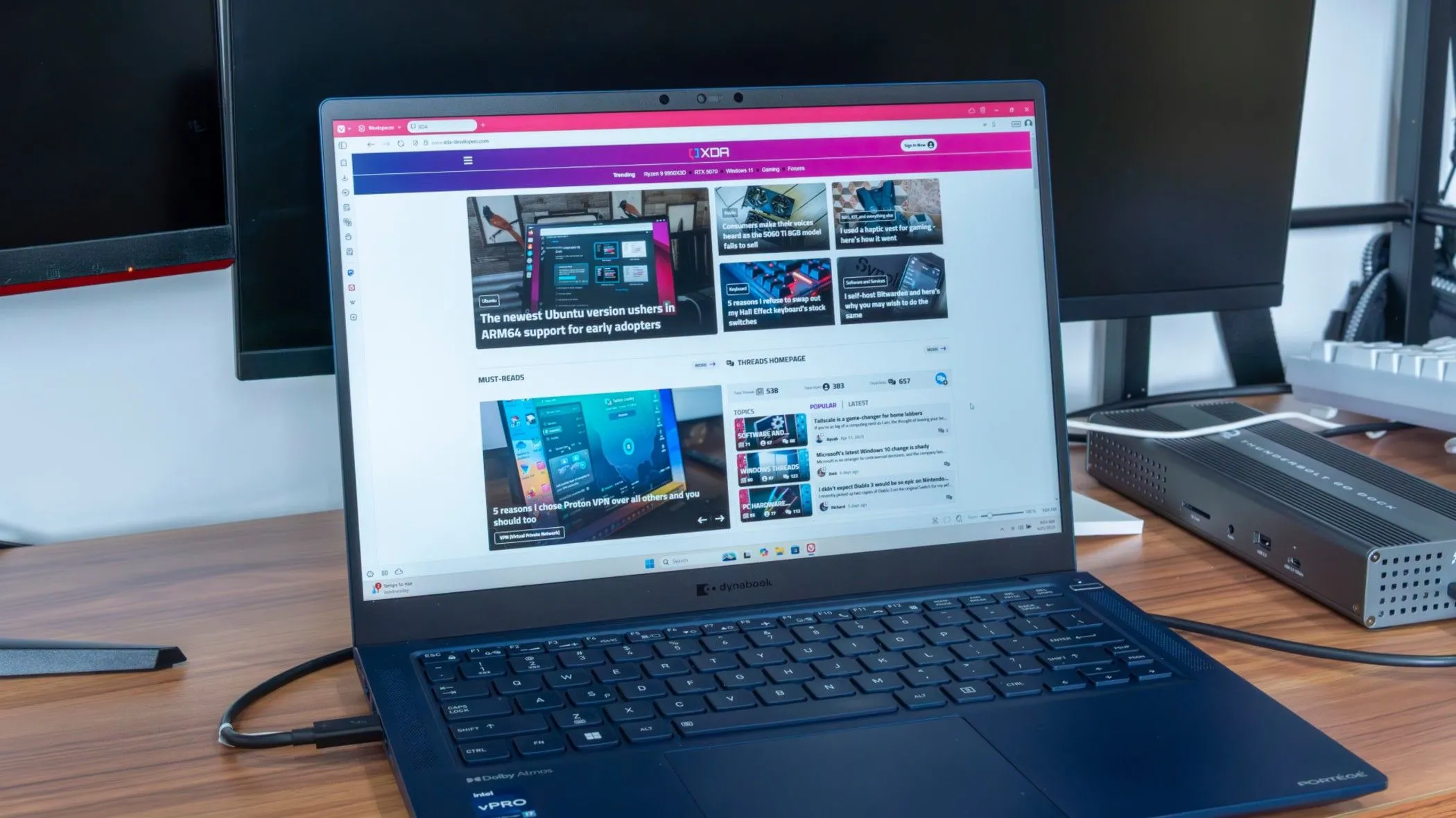 Máy tính xách tay chạy Windows 11 minh họa công cụ chọn màu Snipping Tool