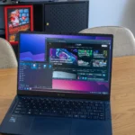 Máy tính xách tay hiển thị giao diện desktop Linux hiện đại, minh họa quá trình chuyển đổi sang Wayland trên Kubuntu