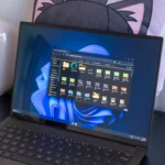 Máy tính xách tay Windows 11 hiển thị thanh tìm kiếm, minh họa cho vấn đề lỗi máy in trên hệ điều hành này.