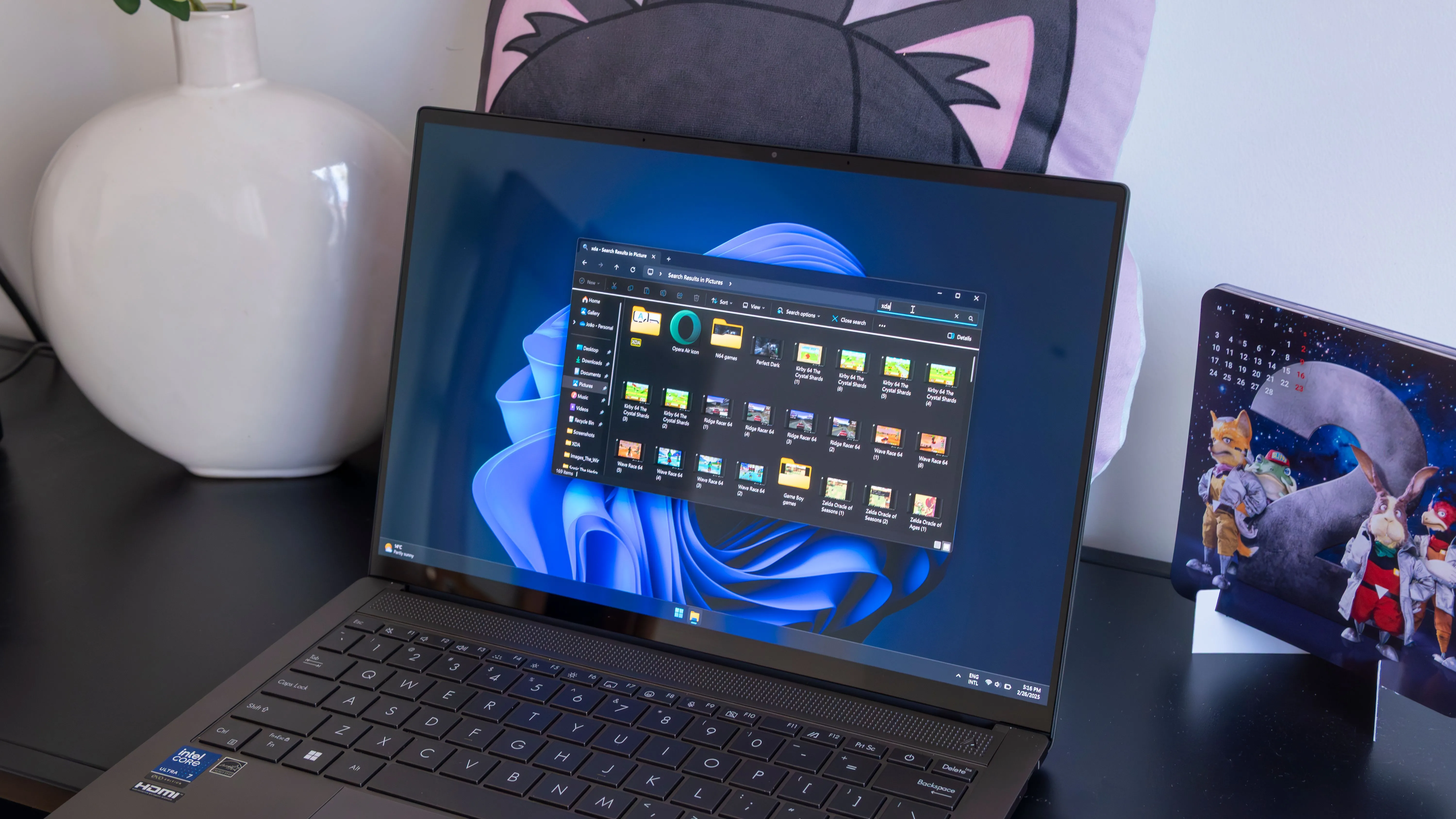 Máy tính xách tay Windows 11 hiển thị thanh tìm kiếm, minh họa cho vấn đề lỗi máy in trên hệ điều hành này.