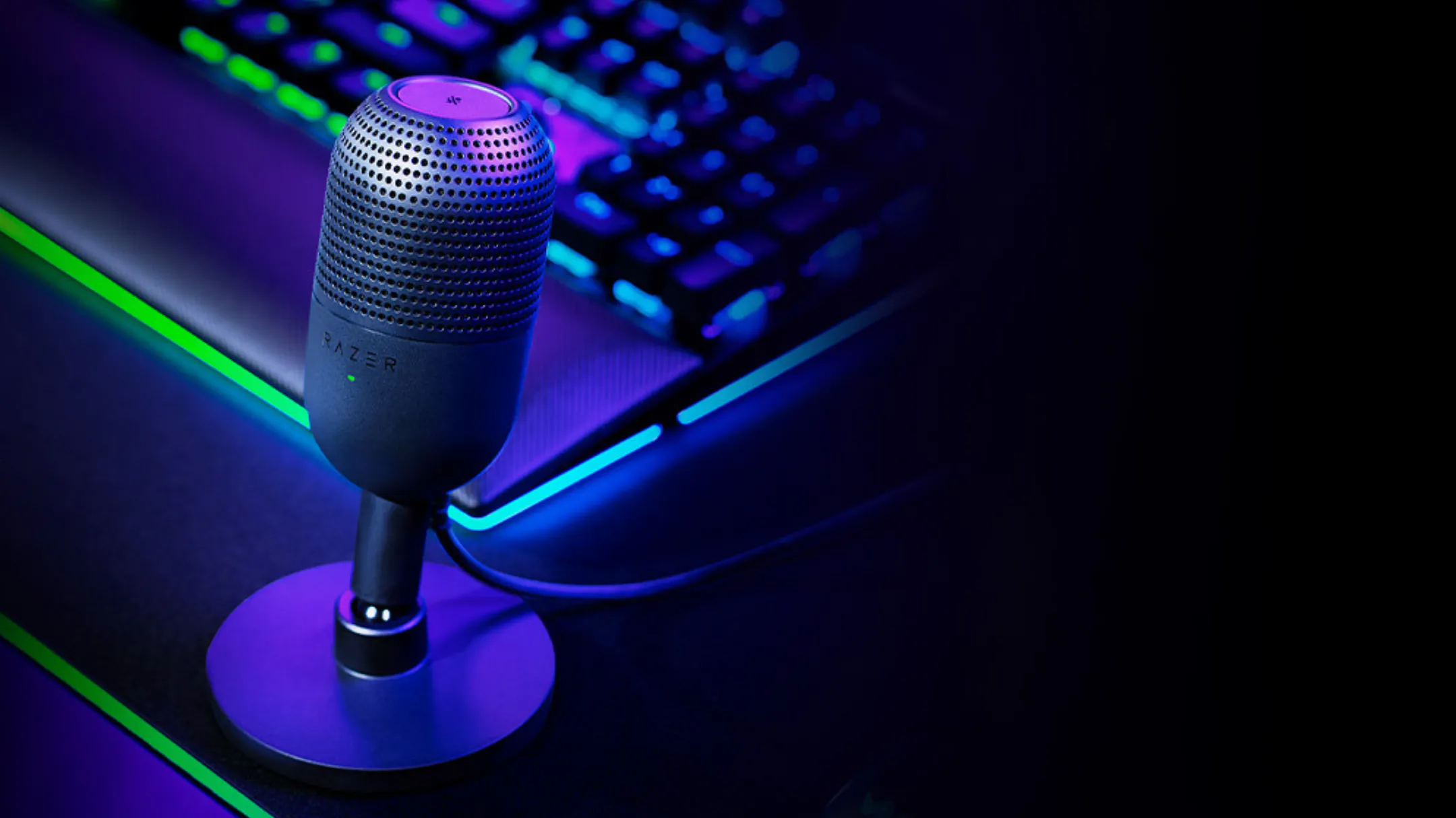 Micro Razer Seiren V3 Mini trên bàn làm việc cạnh bàn phím gaming