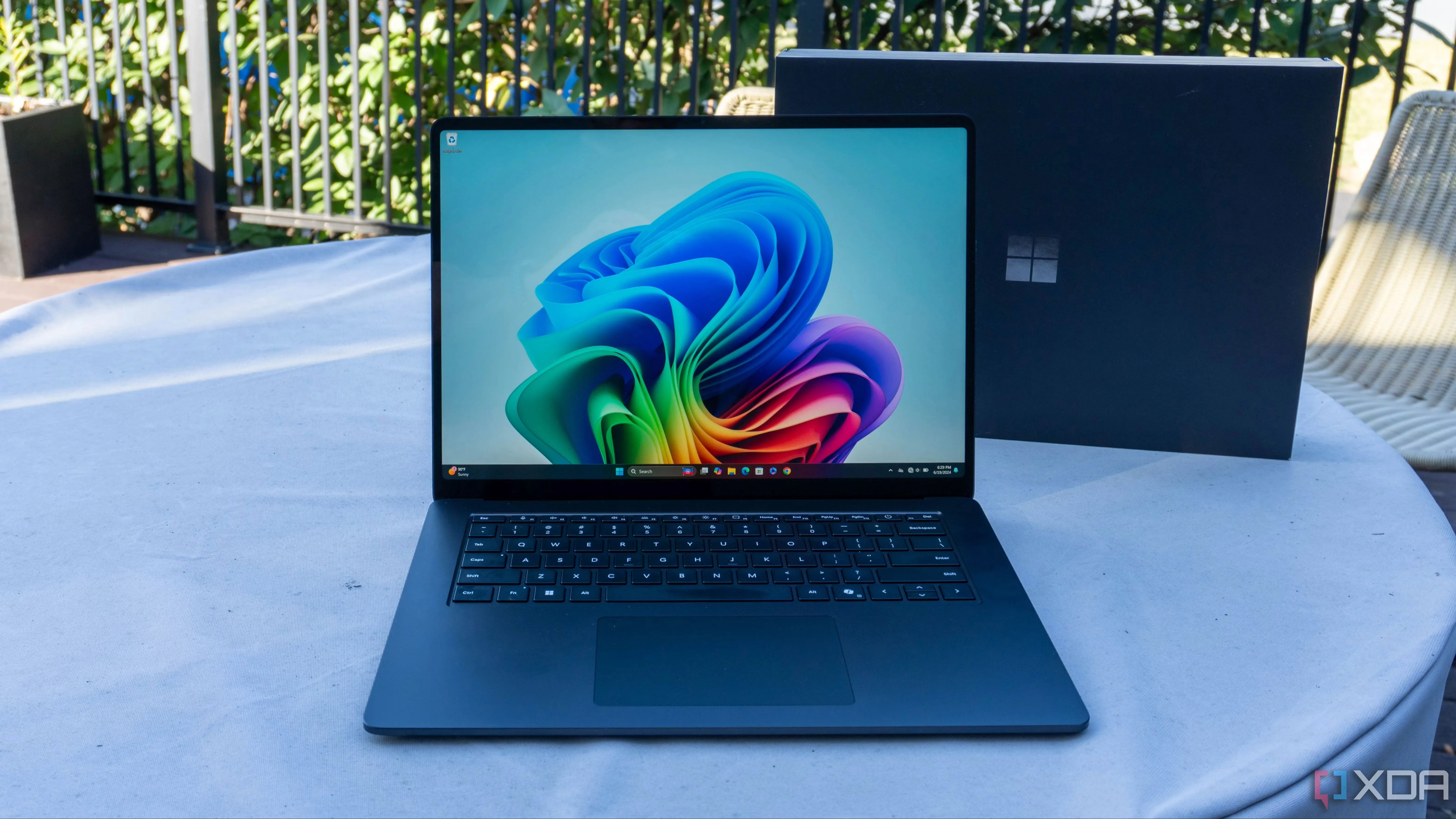 Microsoft Surface Laptop 7 trên bàn làm việc, minh họa sự linh hoạt và hiệu quả