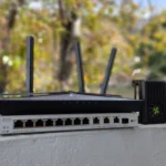 Minh họa các thiết bị mạng phổ biến như router TP-Link, switch Zyxel, biểu tượng của hạ tầng mục tiêu trong tấn công DDoS