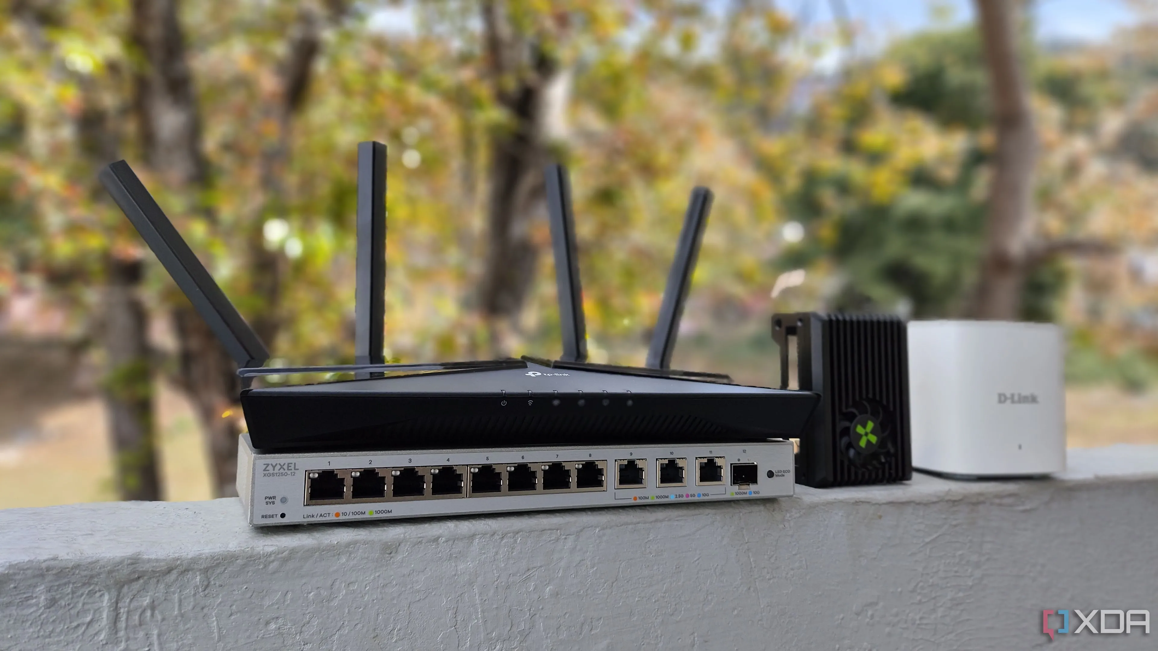 Minh họa các thiết bị mạng phổ biến như router TP-Link, switch Zyxel, biểu tượng của hạ tầng mục tiêu trong tấn công DDoS