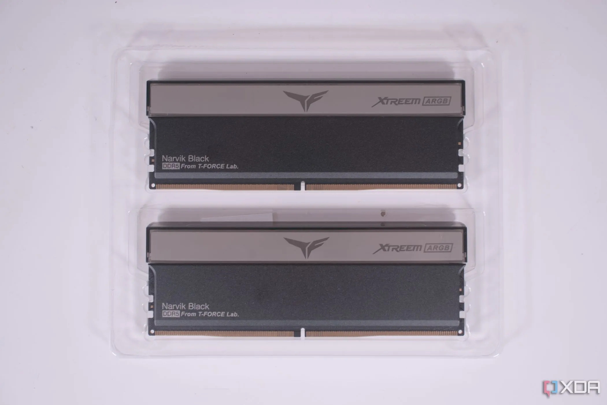 Mở hộp bộ nhớ RAM DDR5 TeamGroup T-FORCE XTREE ARGB, cho thấy thiết kế và bao bì sản phẩm