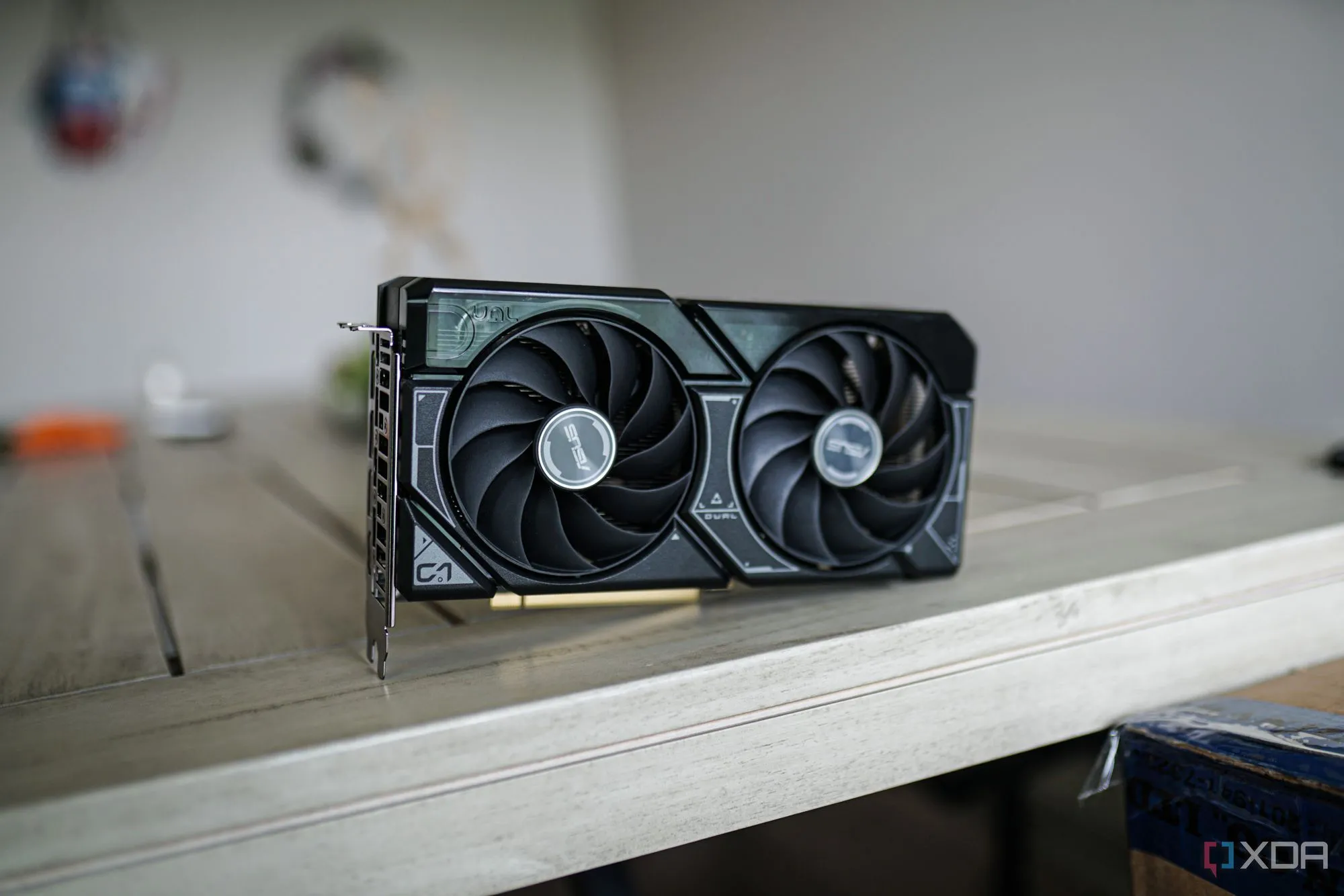 Một card đồ họa NVIDIA GeForce RTX 4060 với thiết kế tản nhiệt kép và logo GeForce RTX