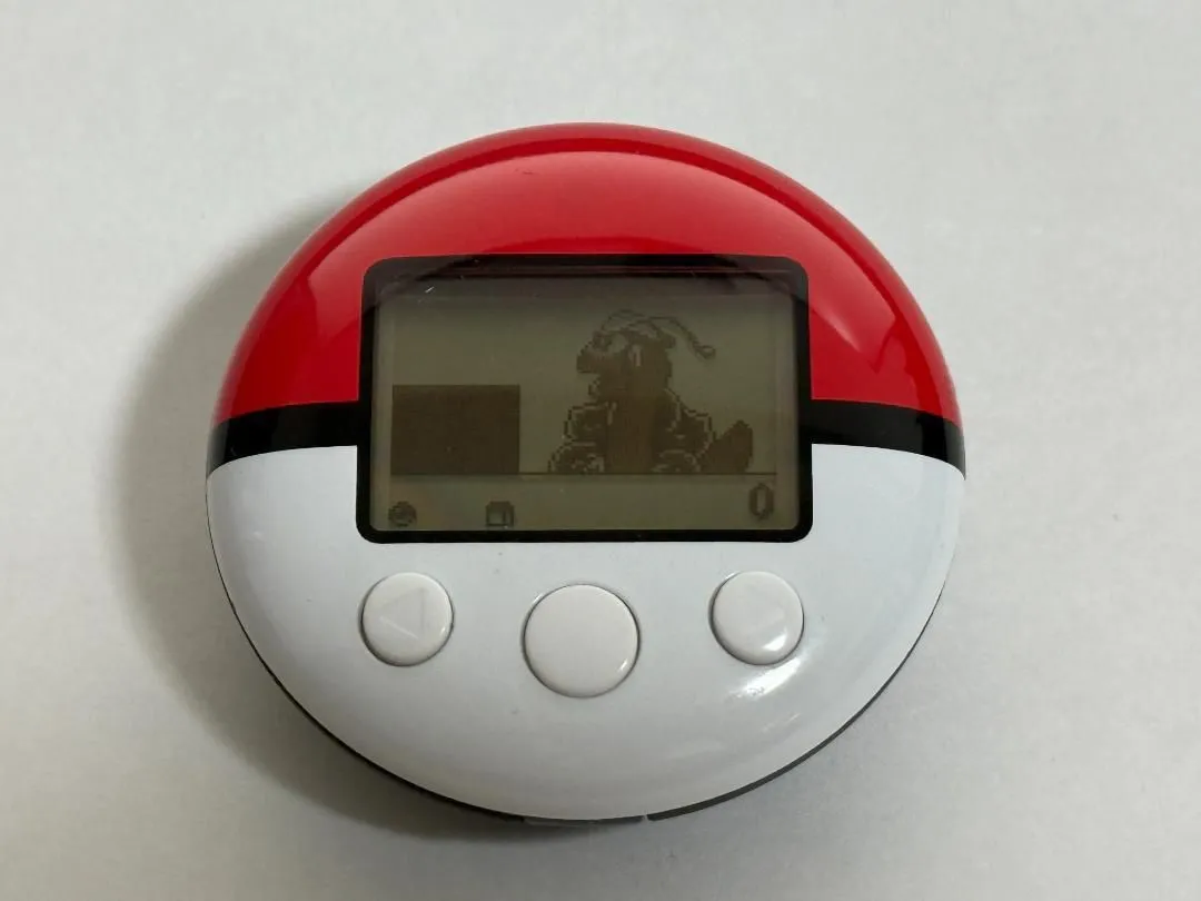 Một chiếc PokeWalker với hình ảnh Pokémon Dragonite trên màn hình, thiết bị chơi game độc đáo đi kèm Pokémon SoulSilver và HeartGold.