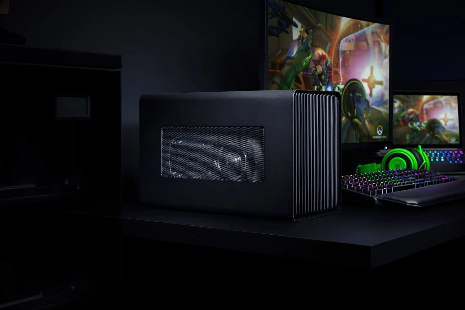 Một hệ thống chơi game hoàn chỉnh với Razer Core X Chroma, bao gồm laptop, màn hình rời, bàn phím và tai nghe, cho thấy khả năng nâng cao trải nghiệm gaming tại nhà.