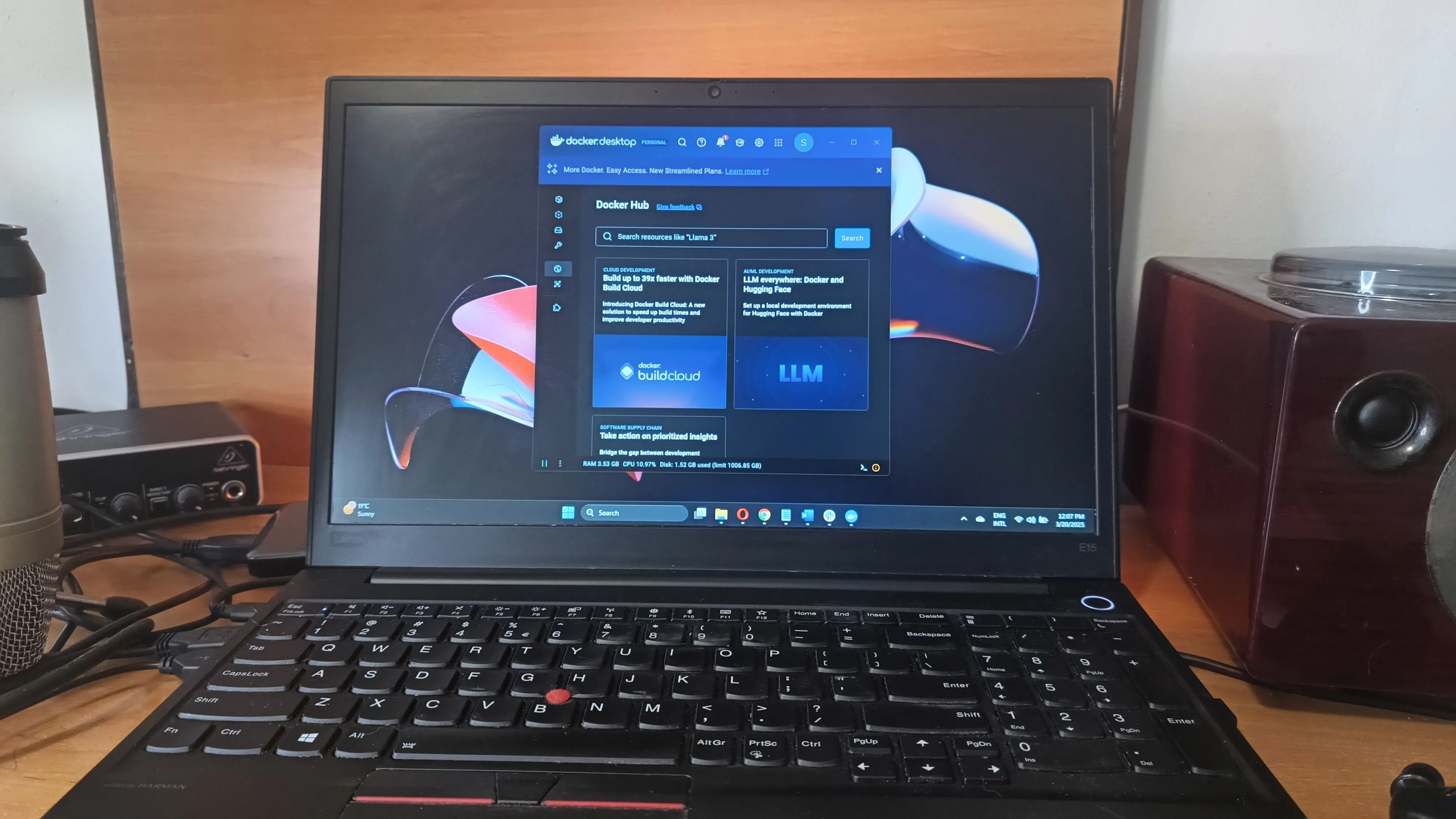 Một máy tính xách tay Windows 11 hiển thị giao diện Docker đang chạy, minh họa khả năng tương thích của Podman
