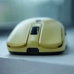 Một người chơi đang cầm chuột gaming Vaxee XE-S, minh họa việc thiết lập độ nhạy trong CS2.