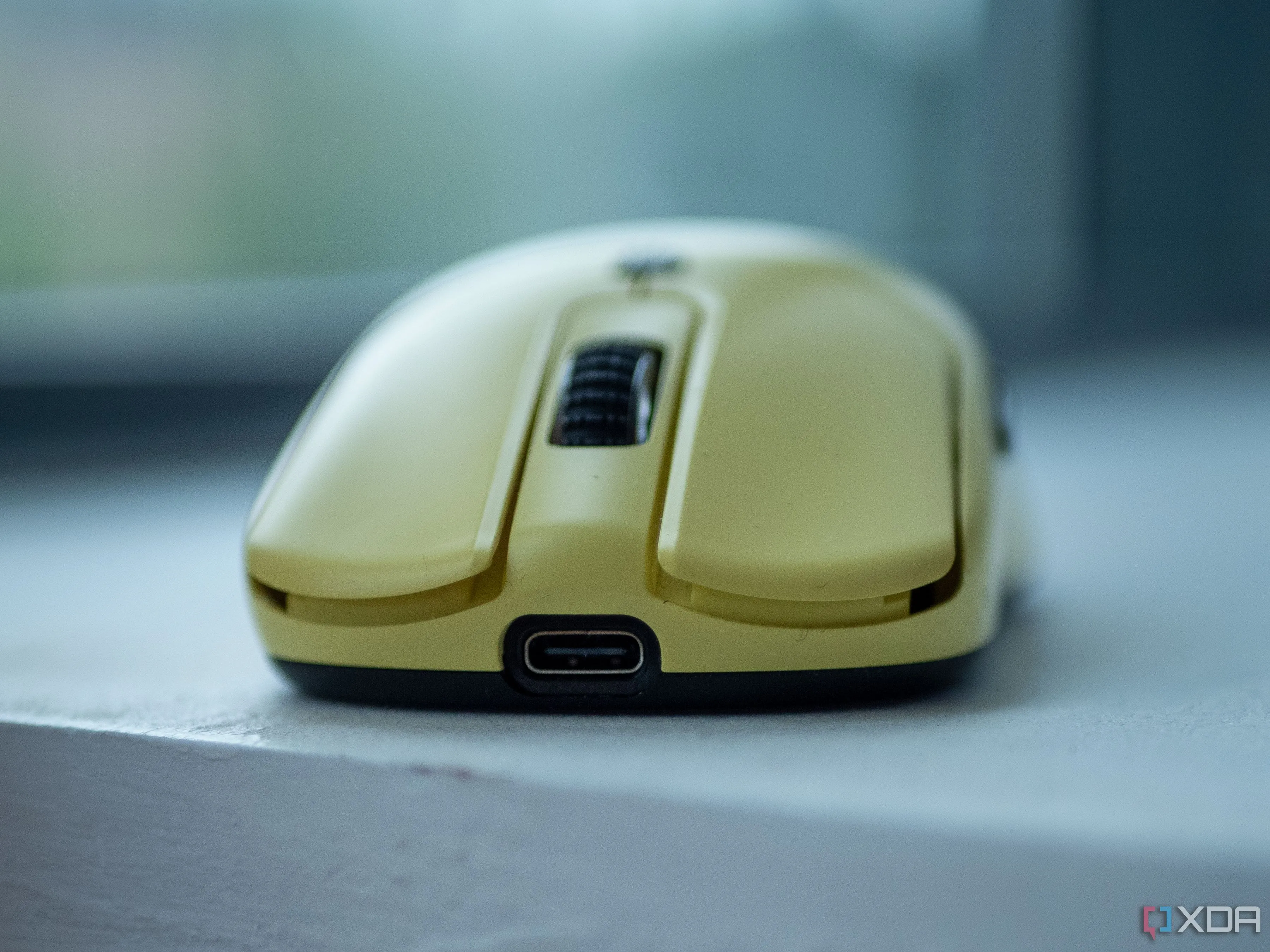 Một người chơi đang cầm chuột gaming Vaxee XE-S, minh họa việc thiết lập độ nhạy trong CS2.