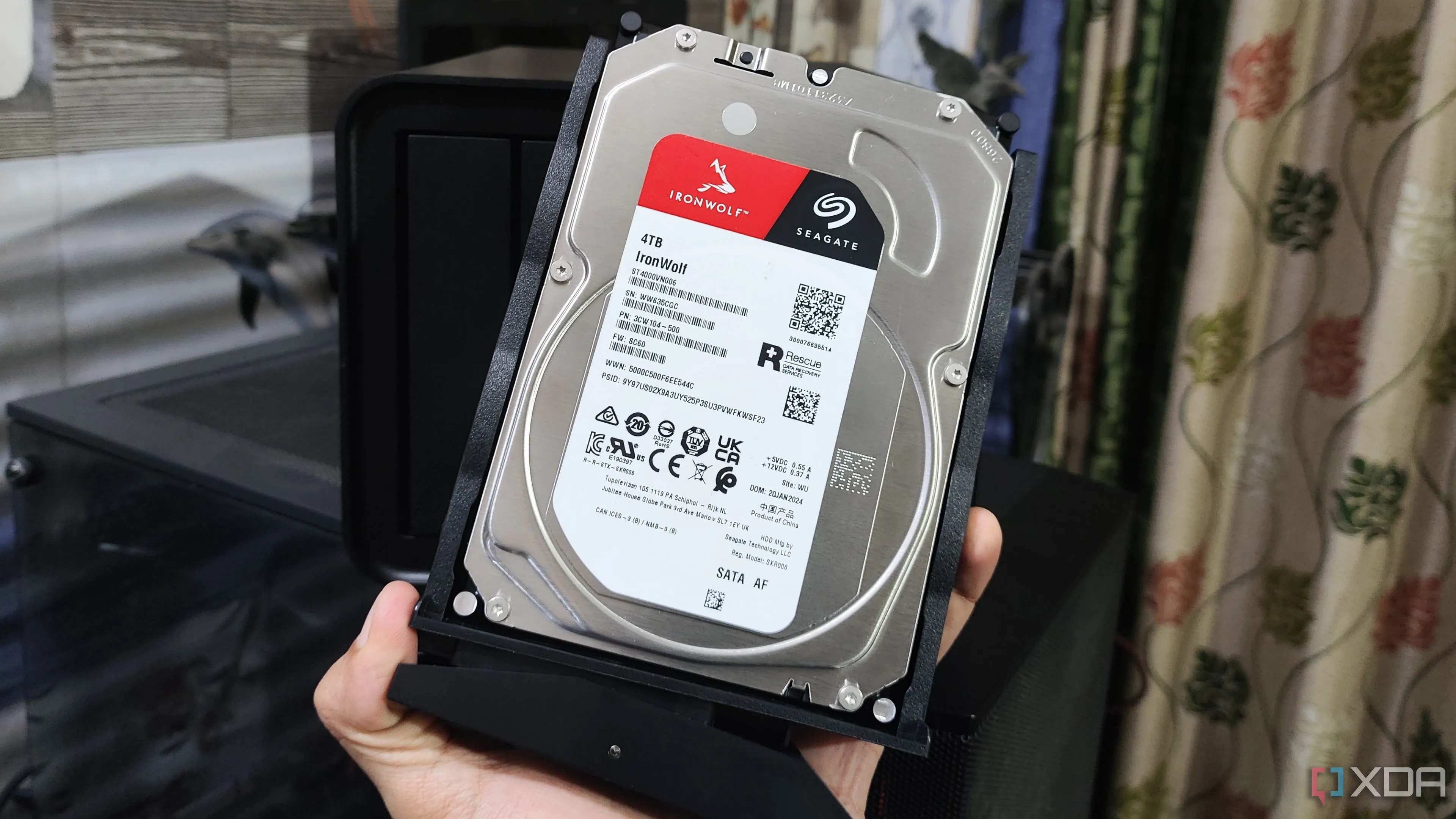 Một người đang cầm ổ cứng HDD Seagate truyền thống