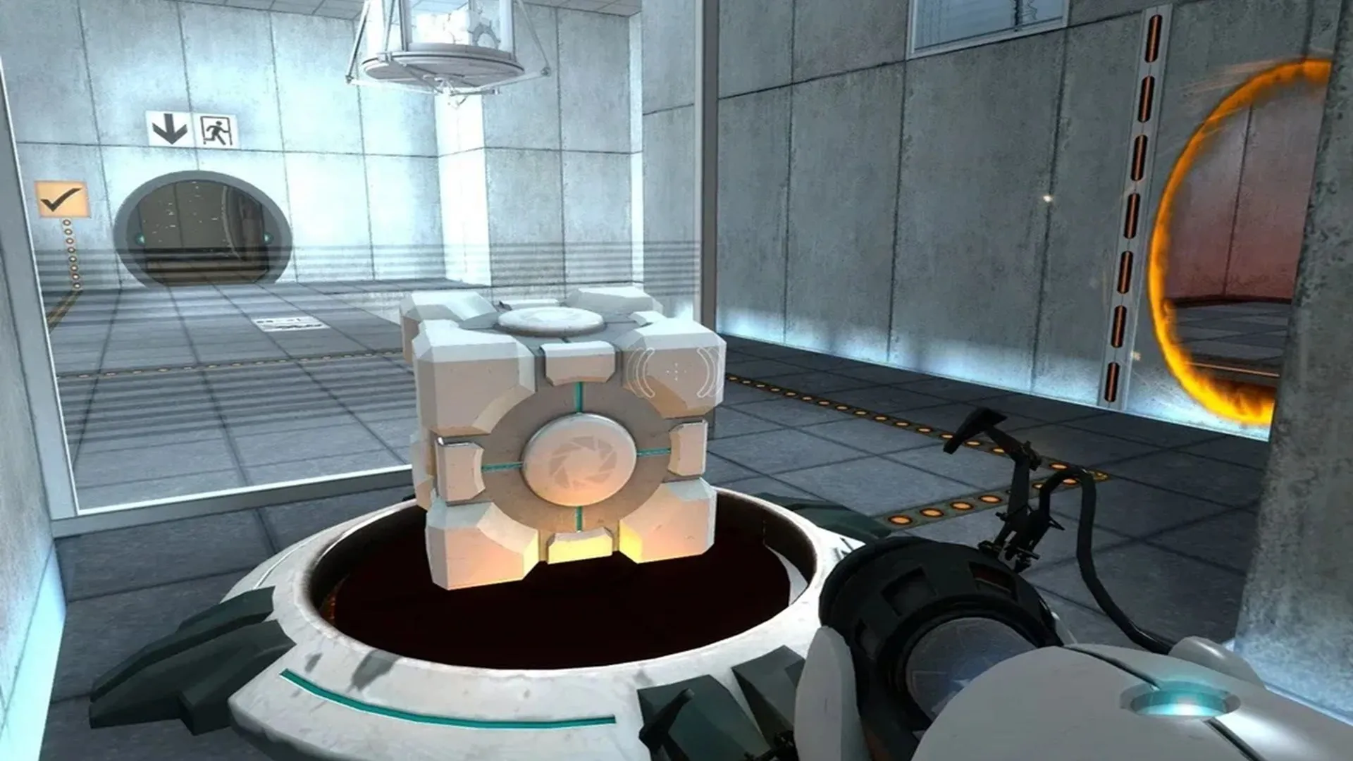 Người chơi sử dụng súng tạo cổng Portal Gun để di chuyển một khối lập phương trong game Portal