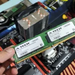 Người đang cầm thanh RAM ECC trên nền hệ thống máy chủ và linh kiện máy tính