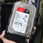 Người dùng cầm ổ cứng HDD Seagate để sao lưu dữ liệu