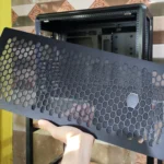 Người dùng cầm tấm mặt trước của vỏ case Cooler Master MasterFrame 600