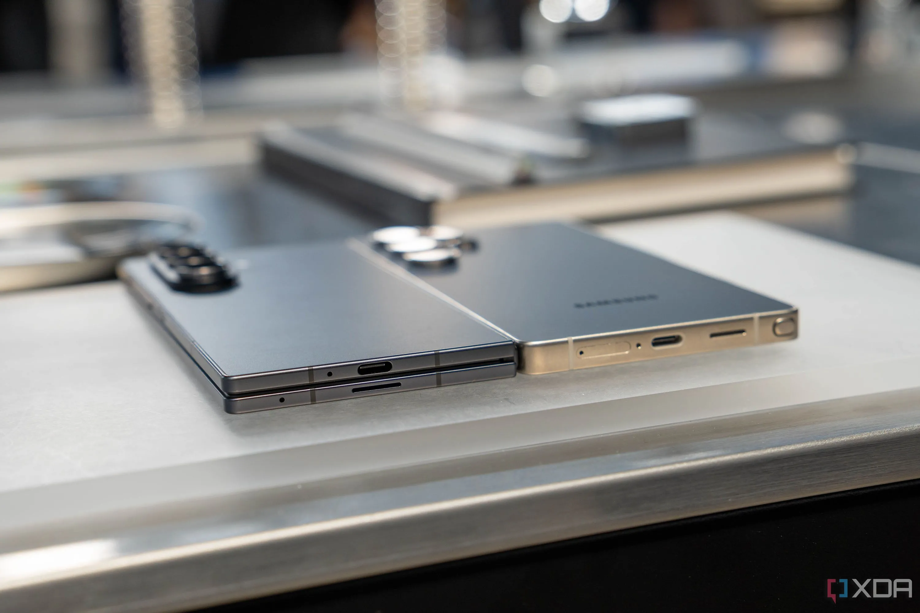 Người dùng đang cầm Samsung Galaxy Z Fold 7 trong trạng thái gập, cho thấy thiết kế mỏng nhẹ ấn tượng