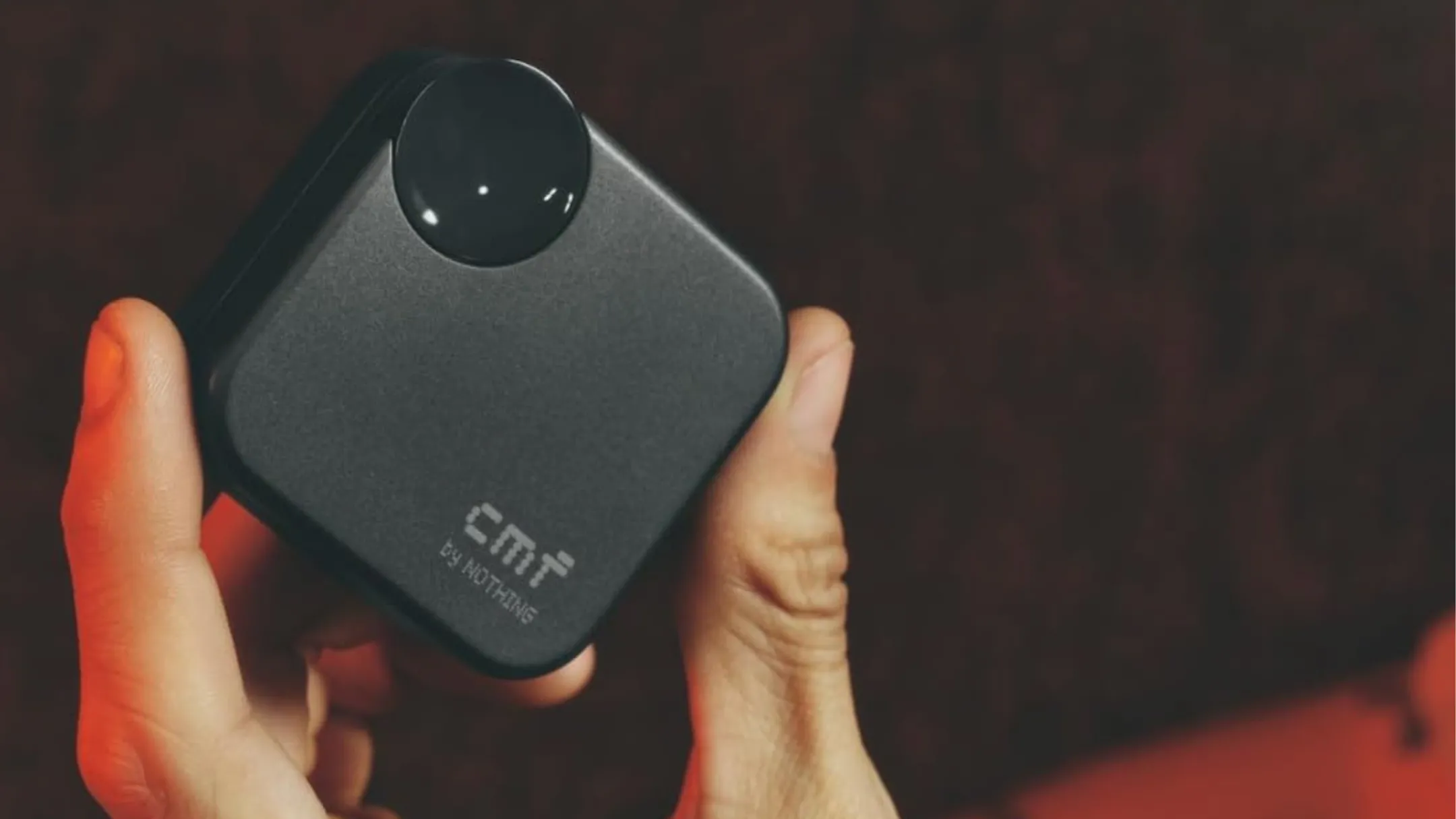 Người dùng đang cầm tai nghe không dây CMF Buds 2a màu đen, thể hiện sự nhỏ gọn.