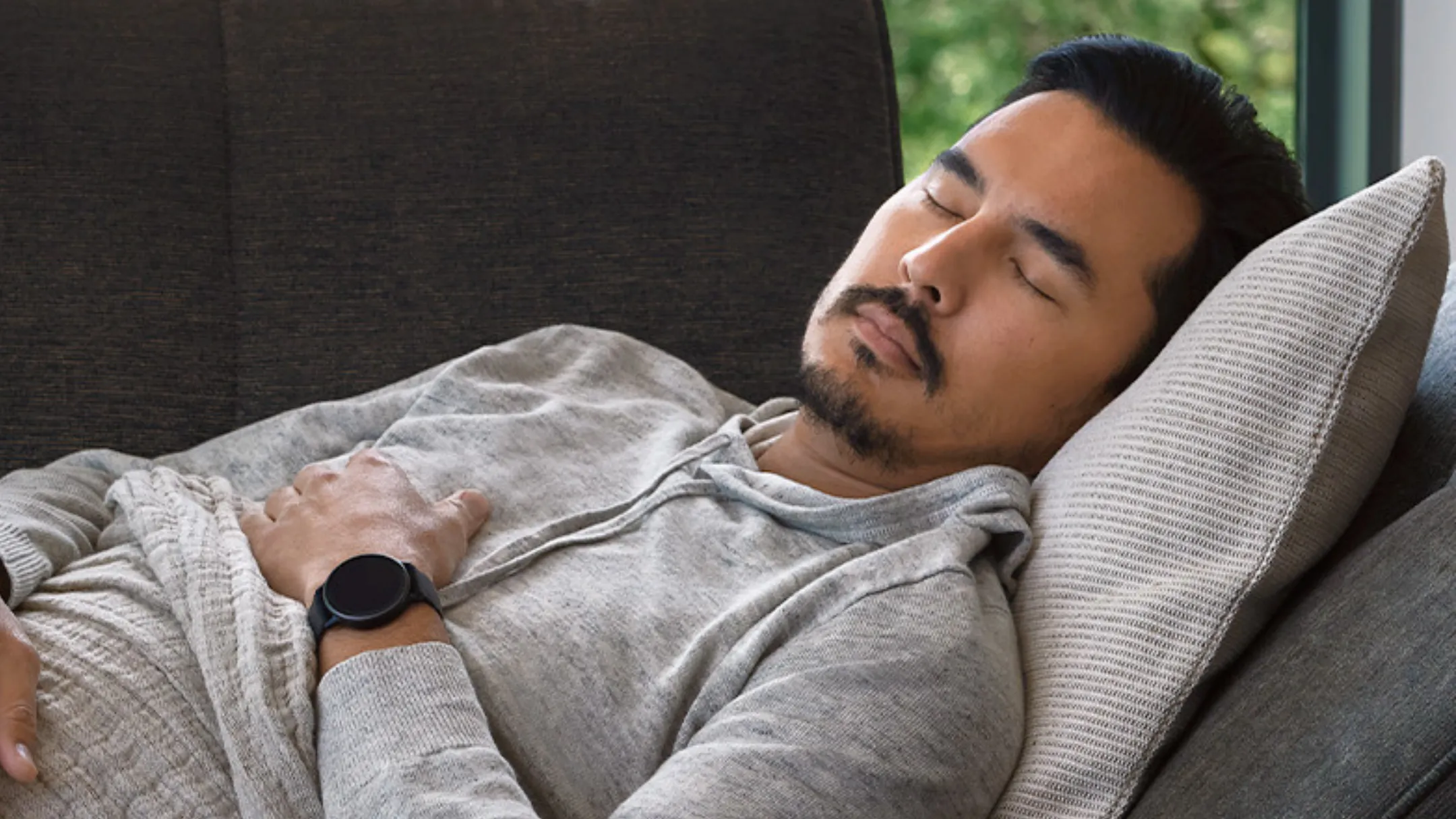 Người dùng đang ngủ đeo smartwatch Garmin Vivoactive 5 để theo dõi chất lượng giấc ngủ
