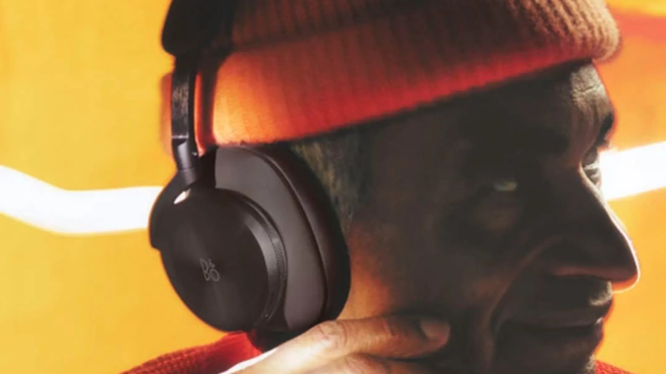 Người dùng đeo tai nghe Bang &amp; Olufsen Beoplay H95, thể hiện sự thoải mái và sang trọng.